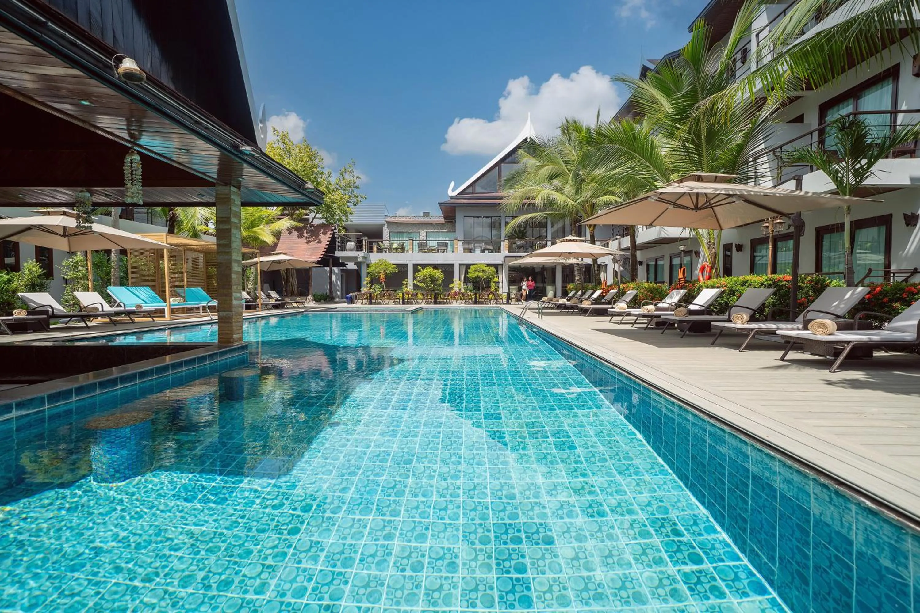 Swimming pool in Howard Johnson by Wyndham Phuket Naiyang