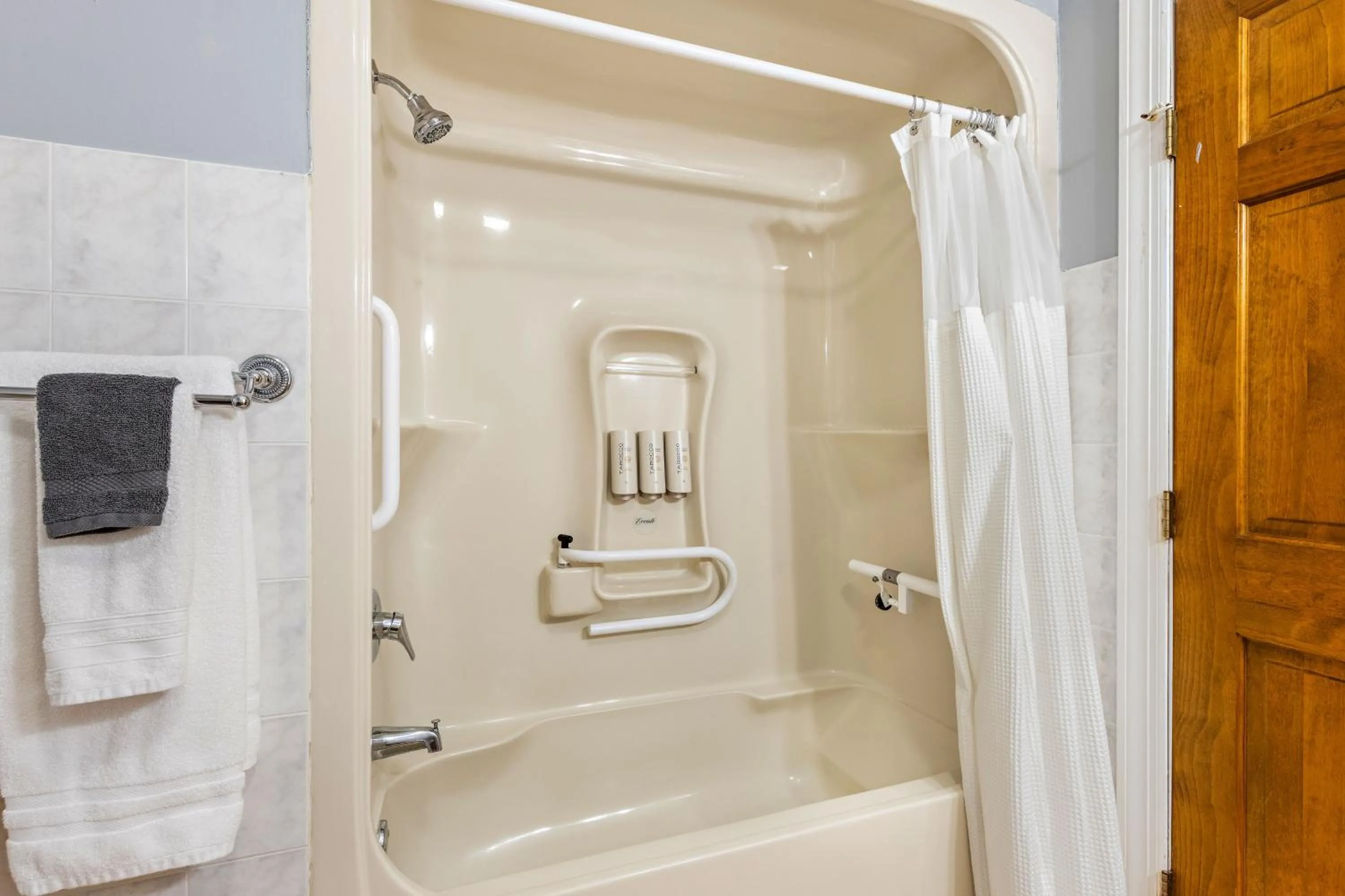 Triple Room - Disability Access in Majestic Hotel