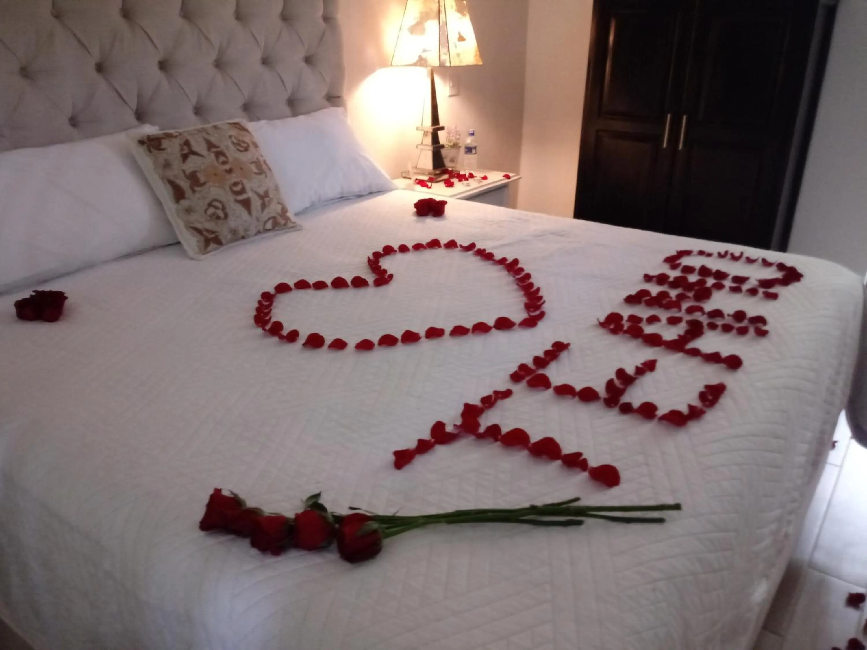 Photo of the whole room, Bed in Lila Hotel