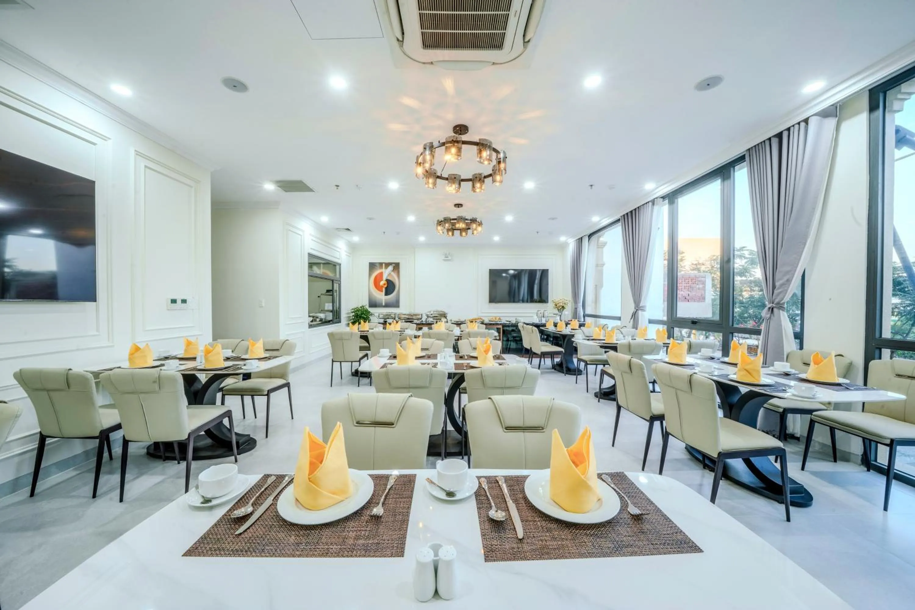 Restaurant/places to eat in Tourane Boutique Hotel