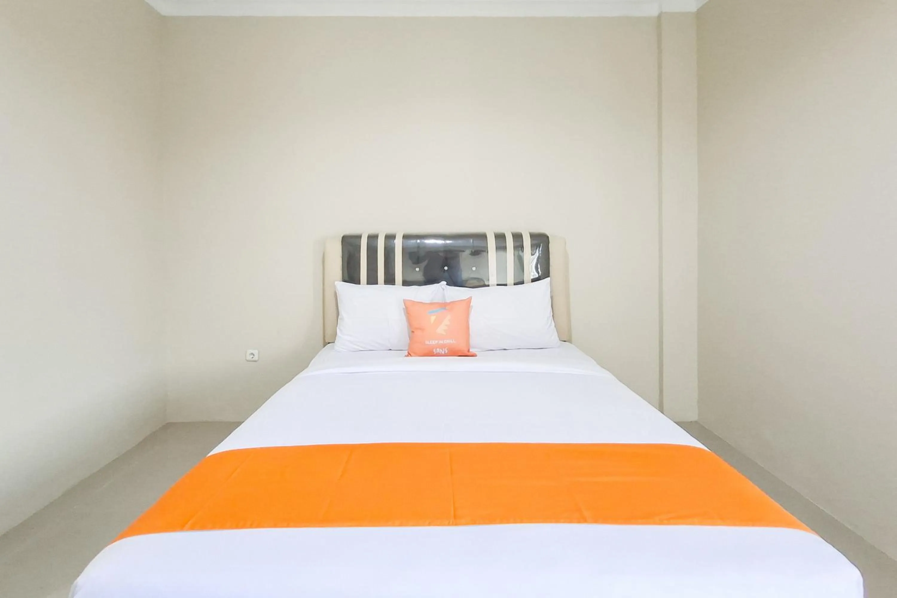 Bedroom, Bed in Sans Hotel Bliss Pekanbaru