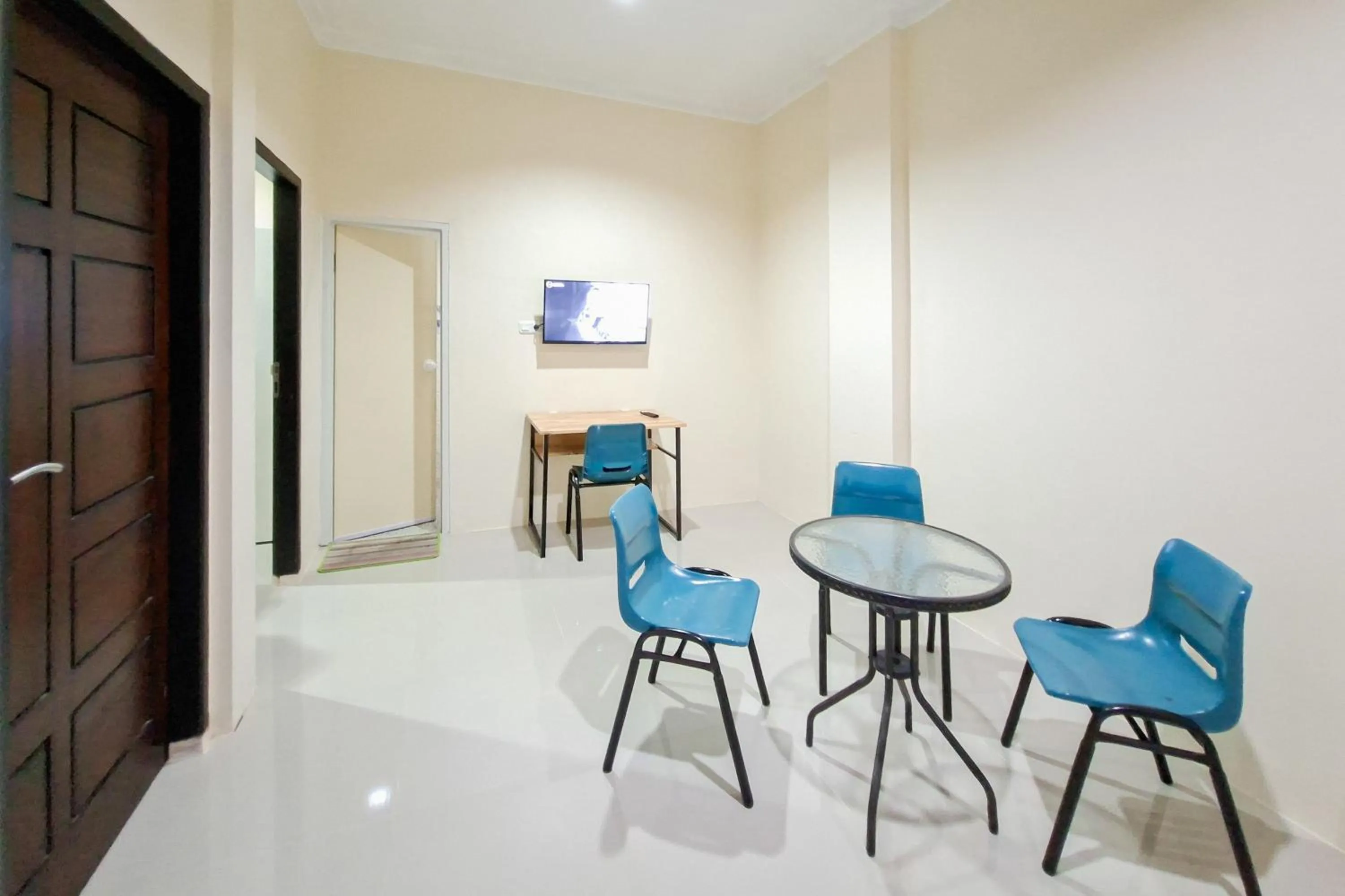 Seating area in Sans Hotel Bliss Pekanbaru