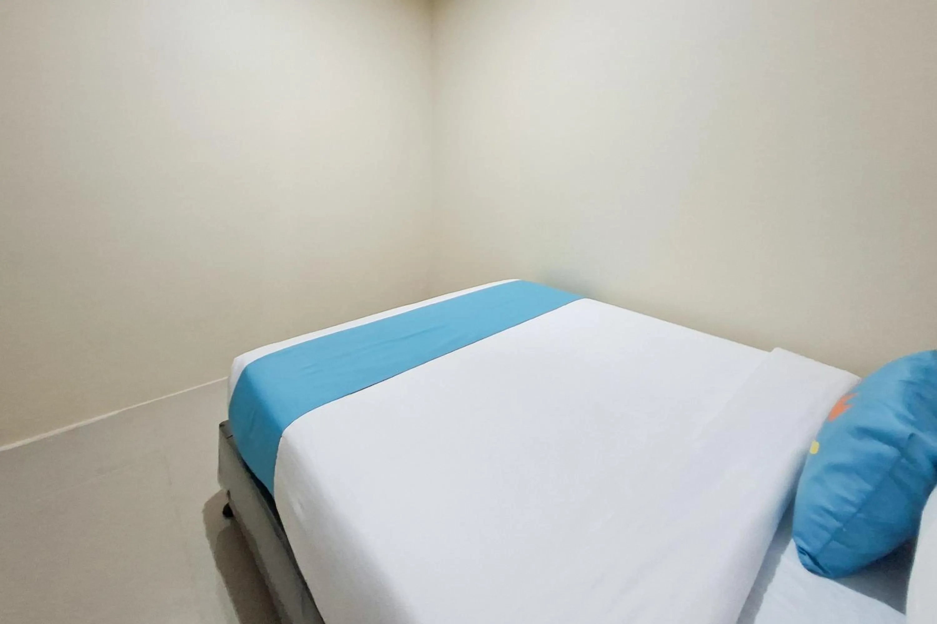 Bedroom, Bed in Sans Hotel Bliss Pekanbaru