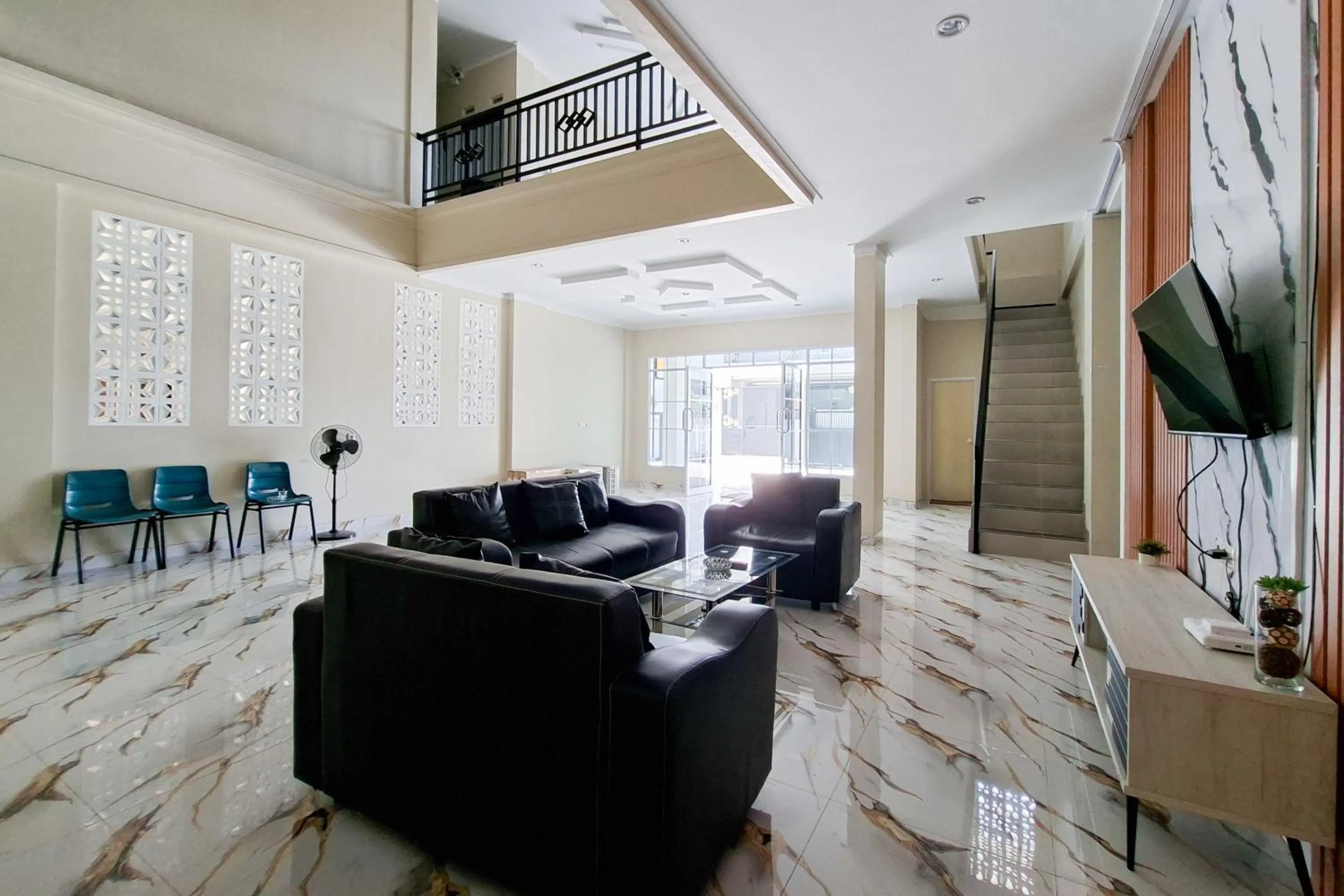 Seating area in Sans Hotel Bliss Pekanbaru