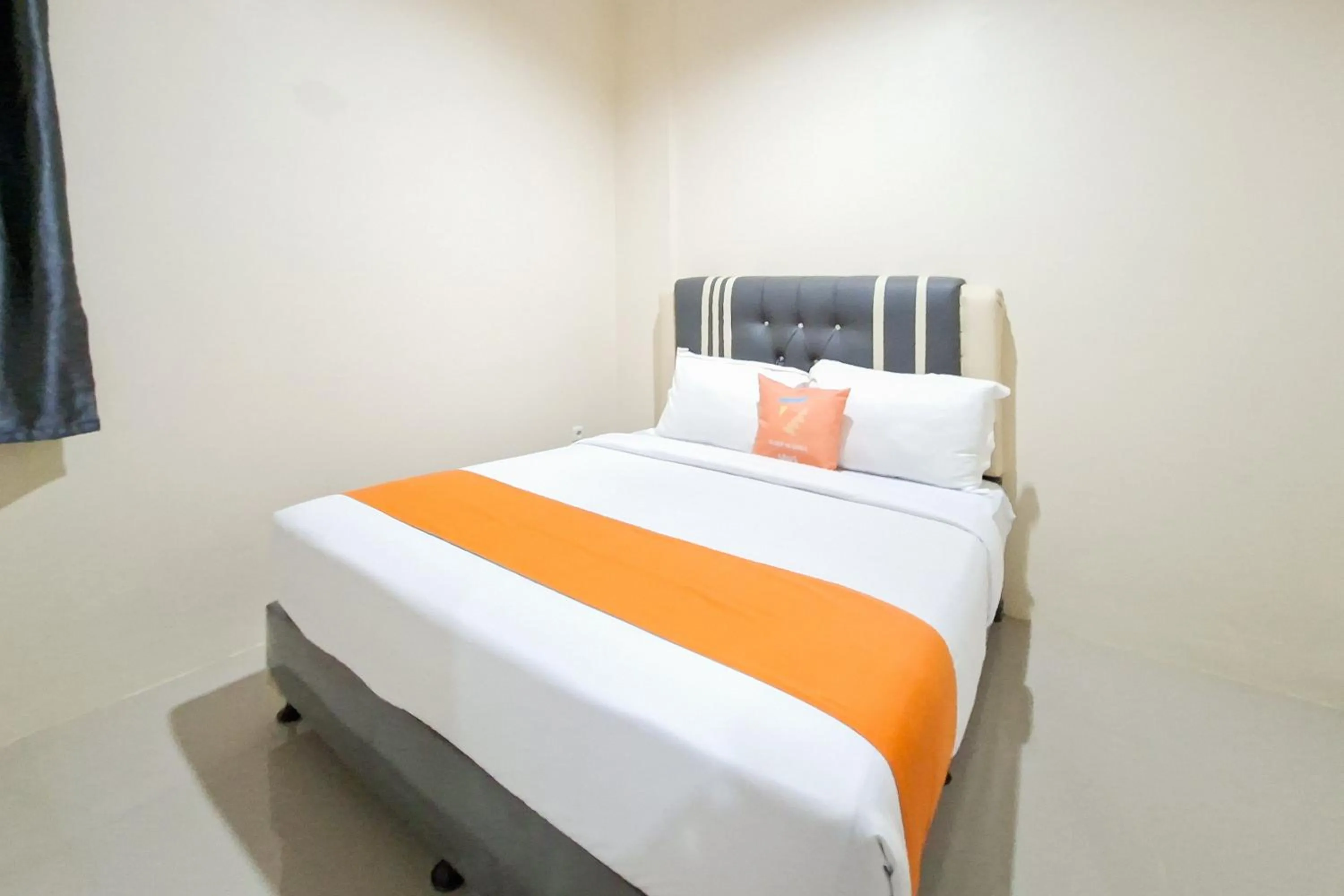 Bedroom, Bed in Sans Hotel Bliss Pekanbaru