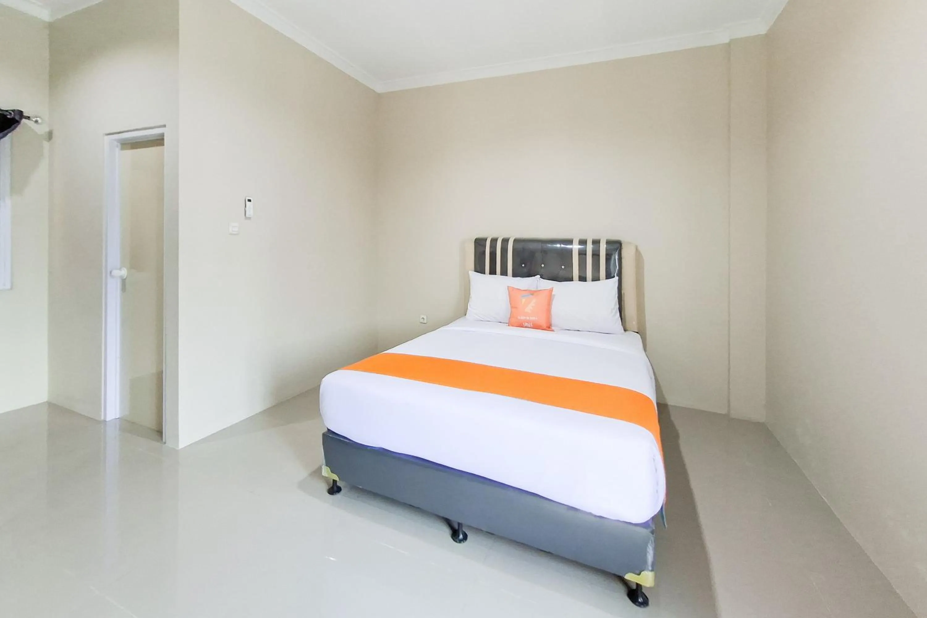 Bedroom, Bed in Sans Hotel Bliss Pekanbaru