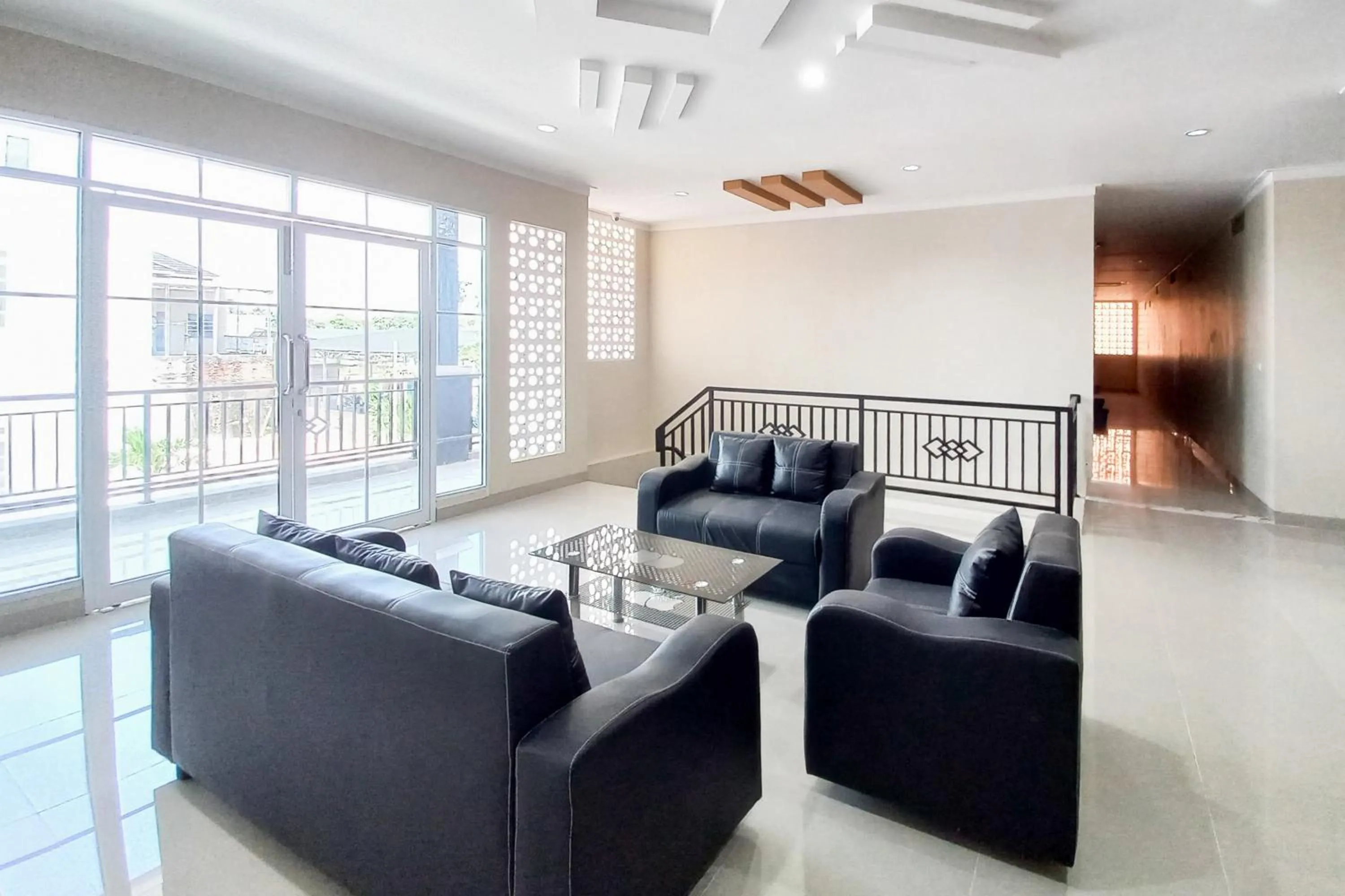 Seating area in Sans Hotel Bliss Pekanbaru