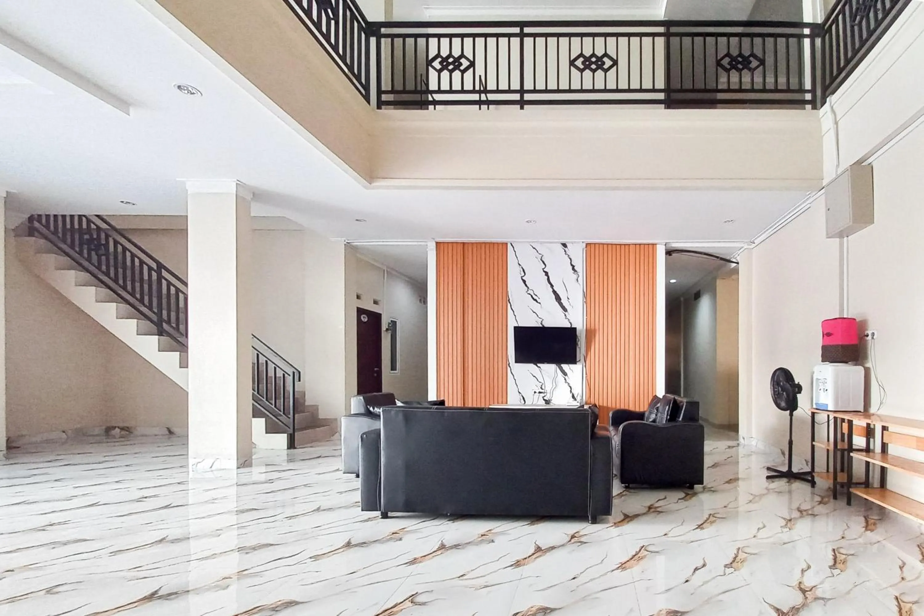 Seating area in Sans Hotel Bliss Pekanbaru