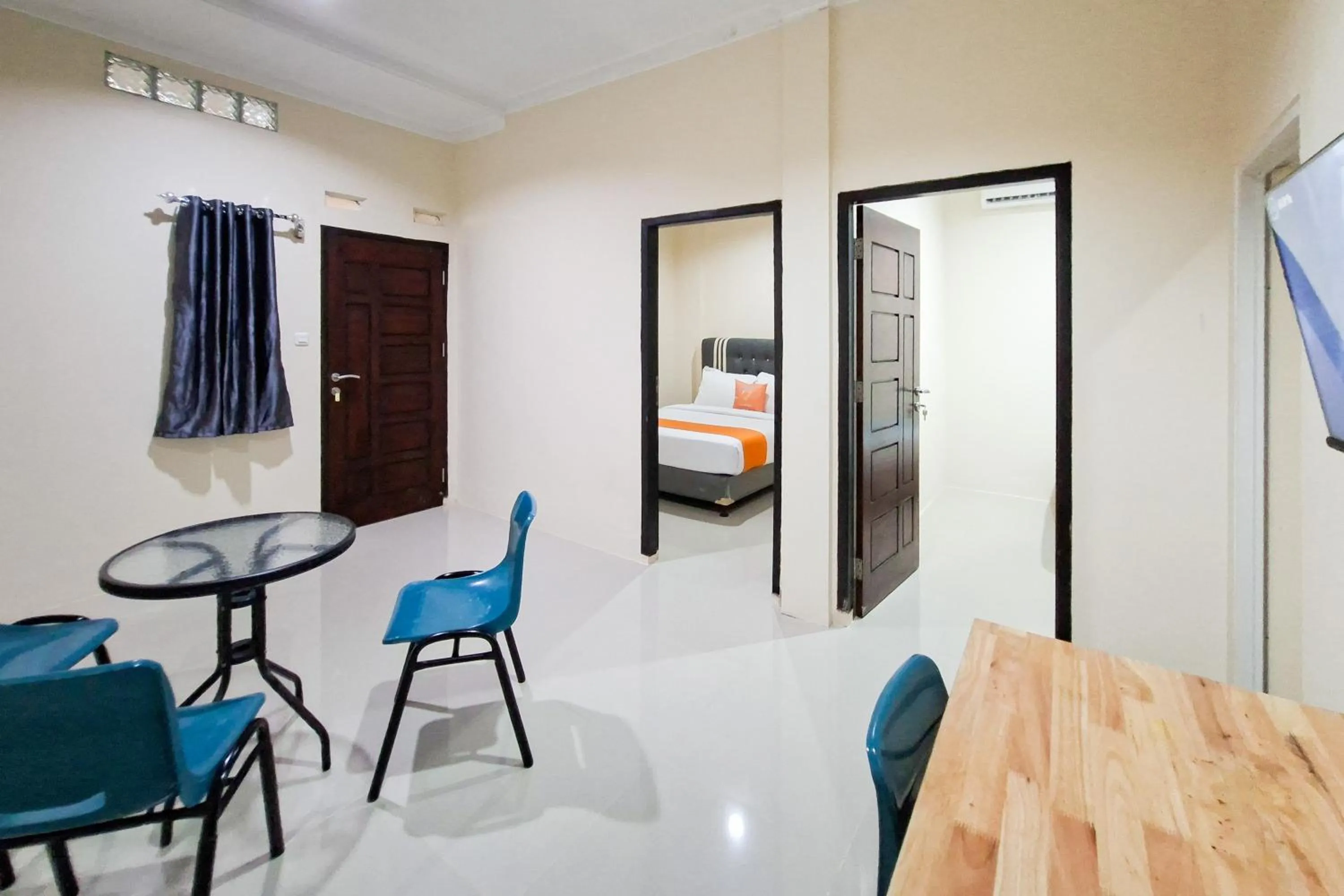 Seating area in Sans Hotel Bliss Pekanbaru