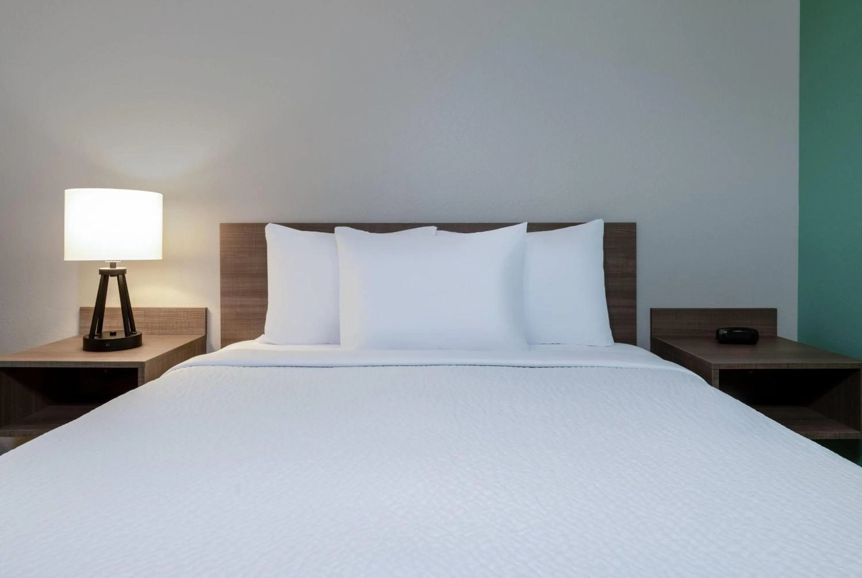 Photo of the whole room, Bed in ECHO Suites Extended Stay by Wyndham Houston Pasadena Fwy Pl