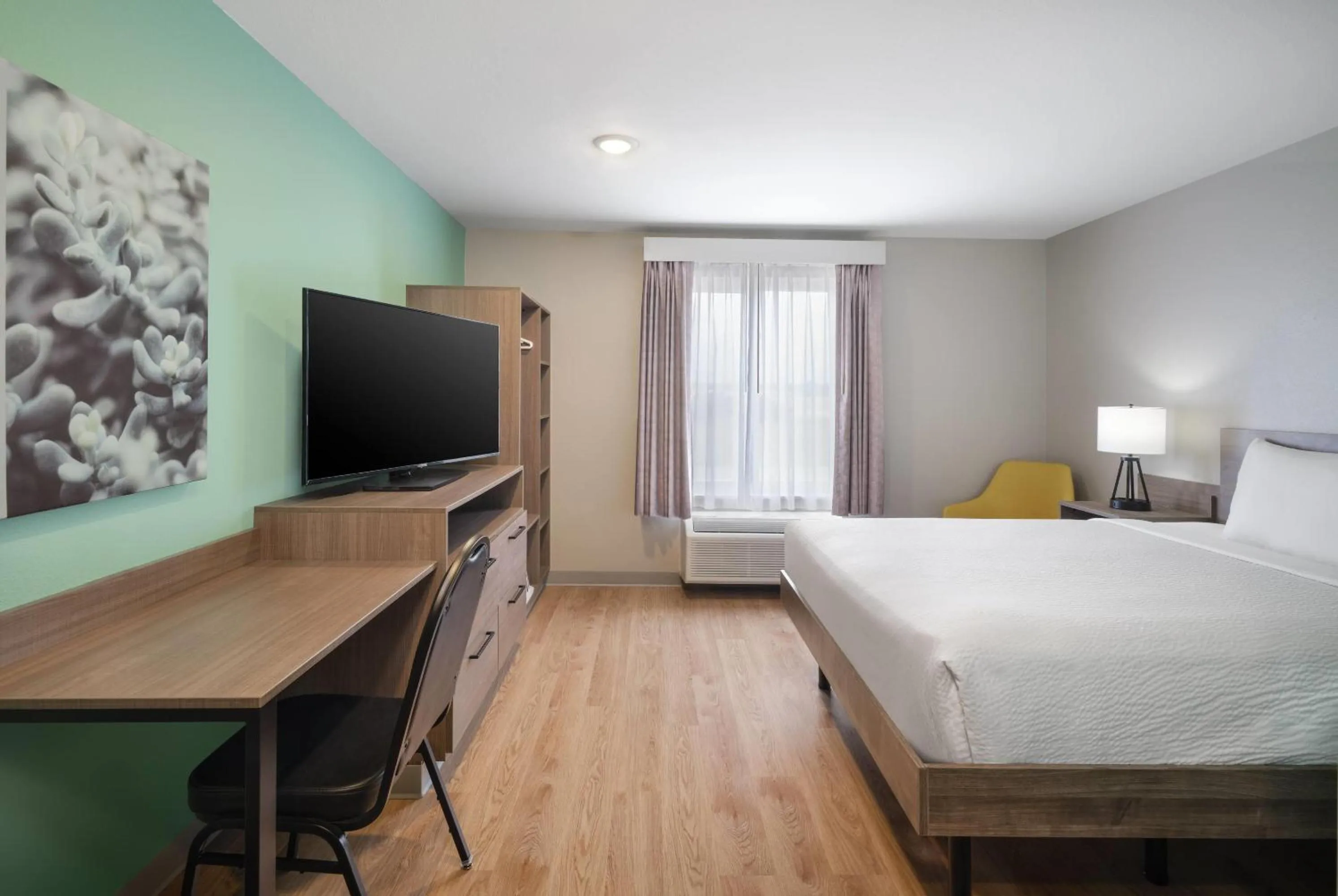 Photo of the whole room, Bed in ECHO Suites Extended Stay by Wyndham Houston Pasadena Fwy Pl