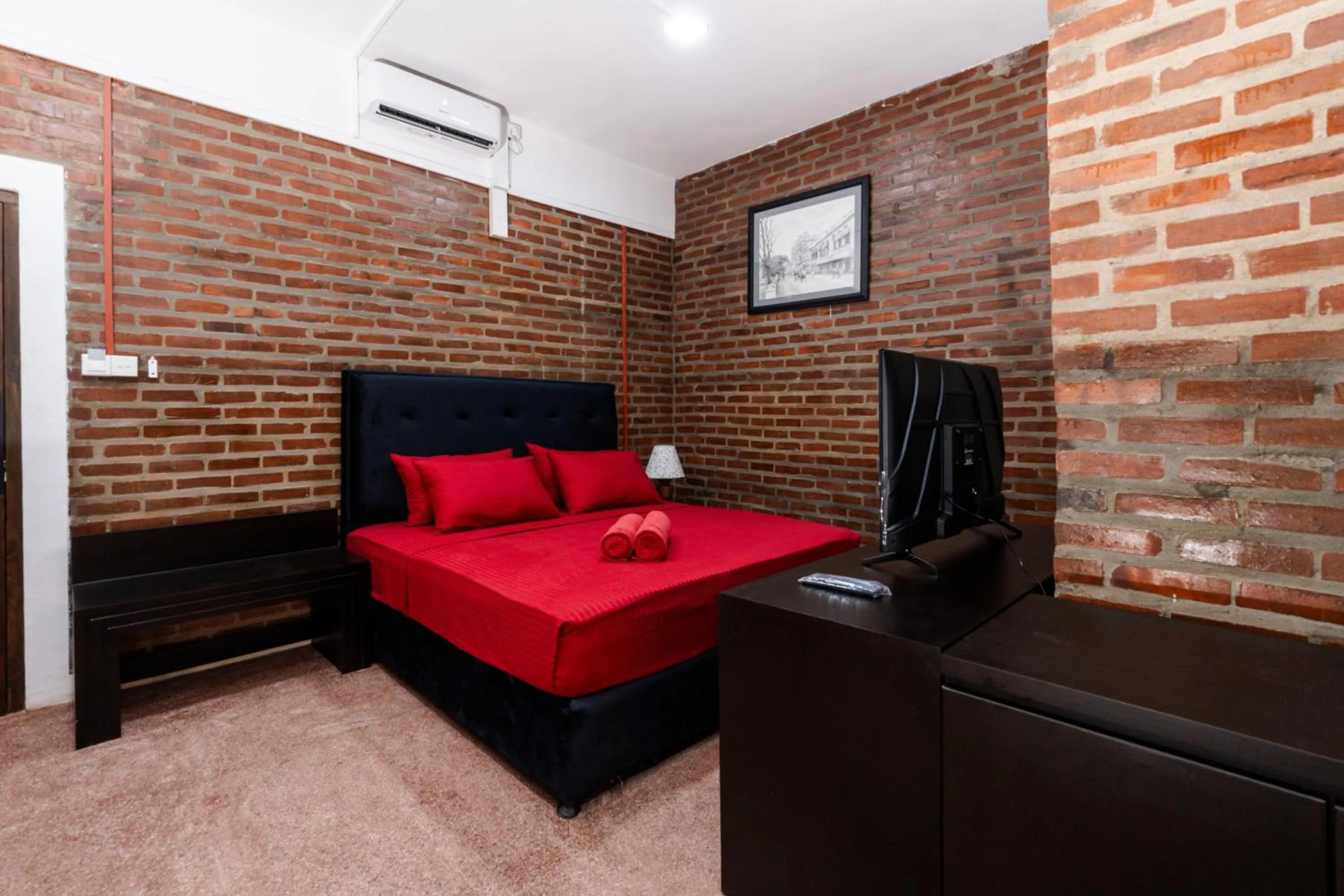 Deluxe Suite in Trillium Boutique Express Hotel - Ward Place