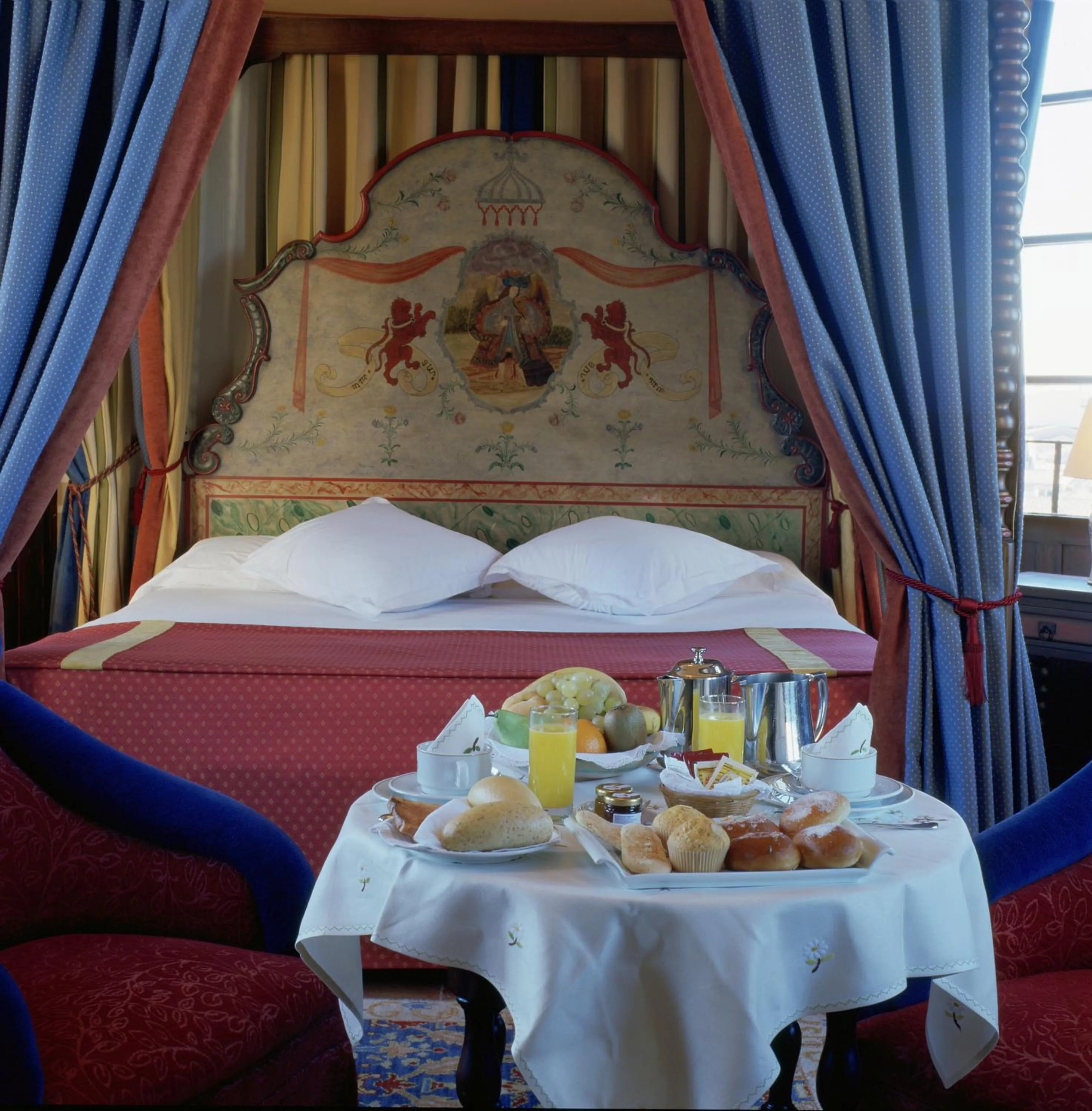 Bed in Parador de Oropesa