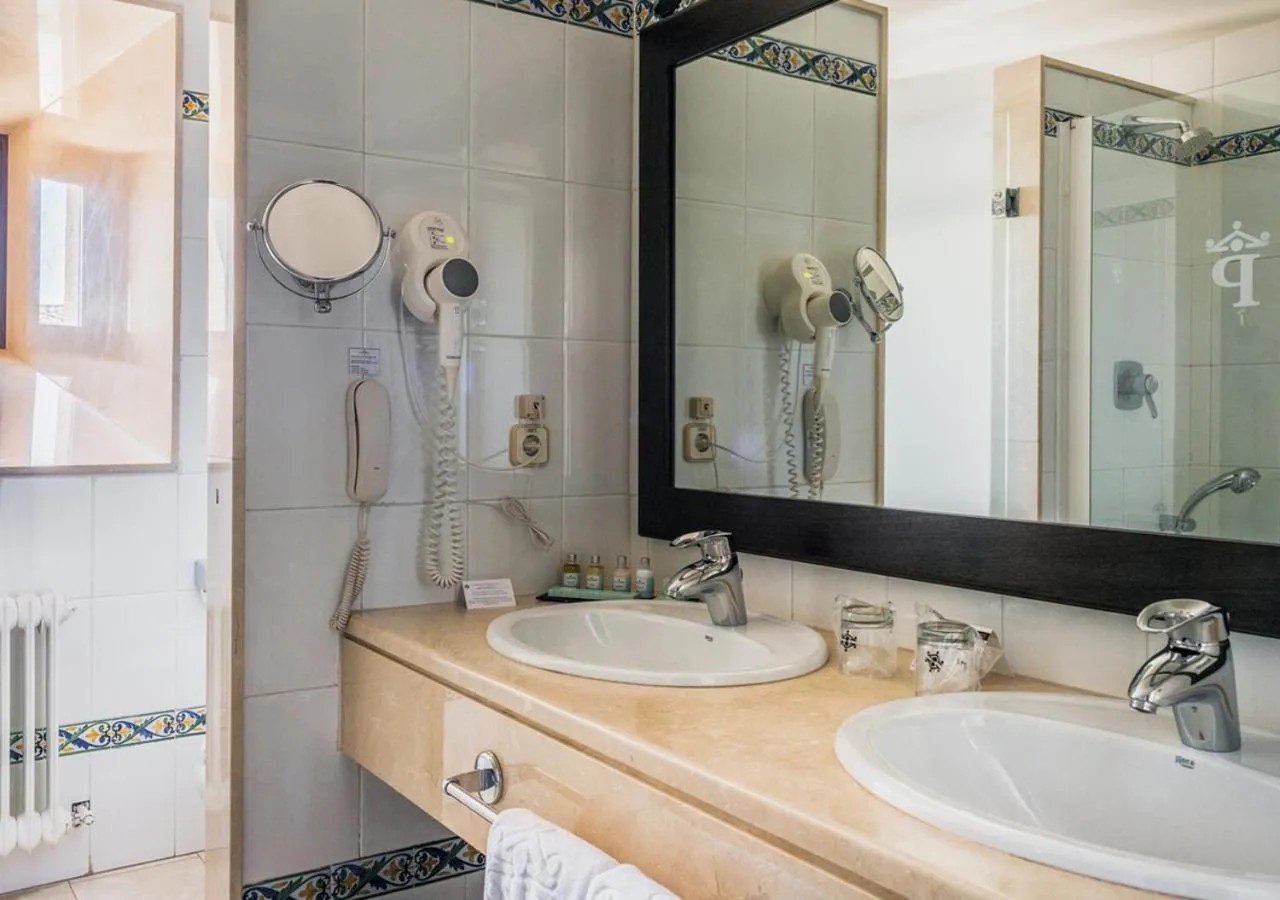 Toilet in Parador de Oropesa