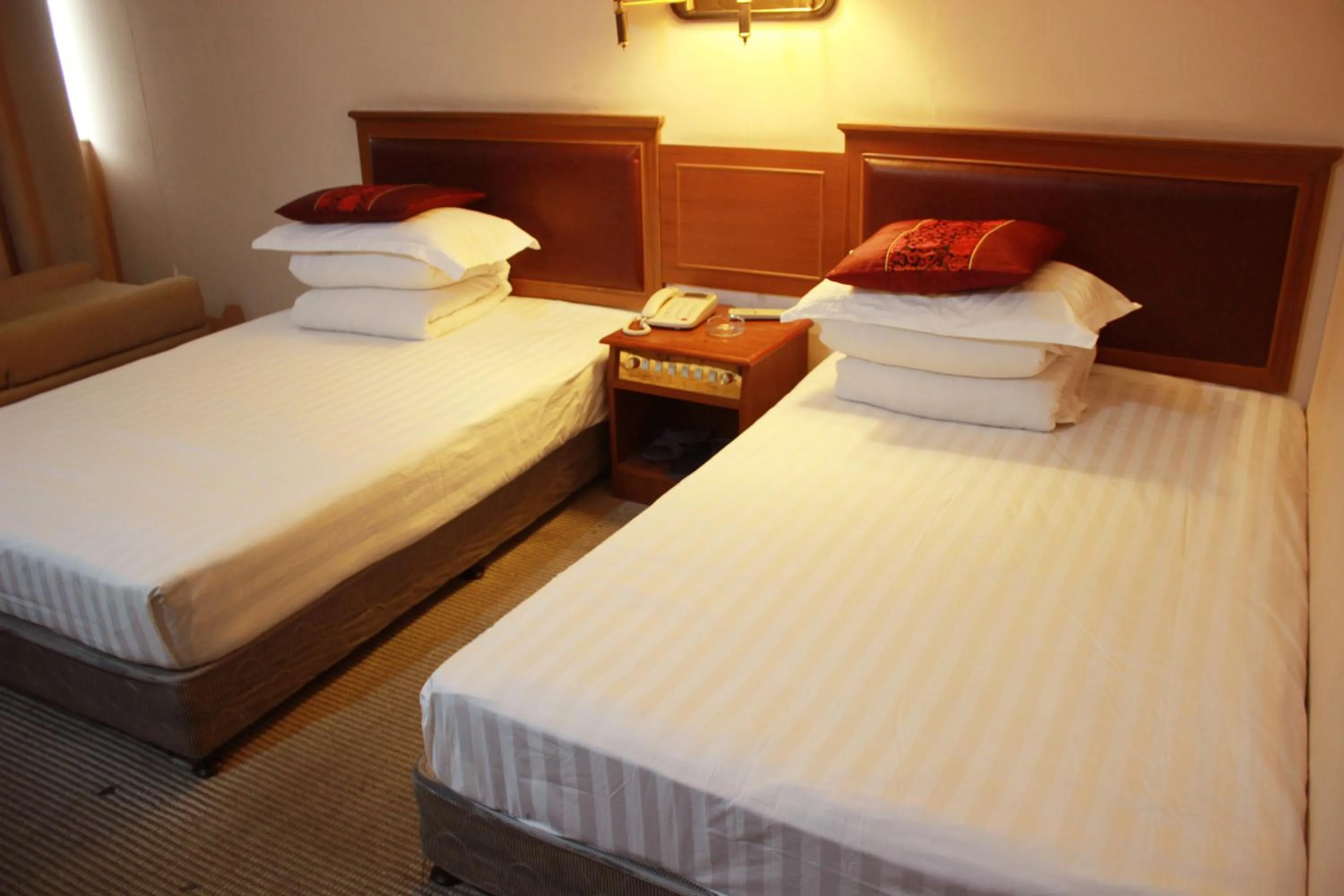 Photo of the whole room, Bed in Taizhou Taishan Business Hotel