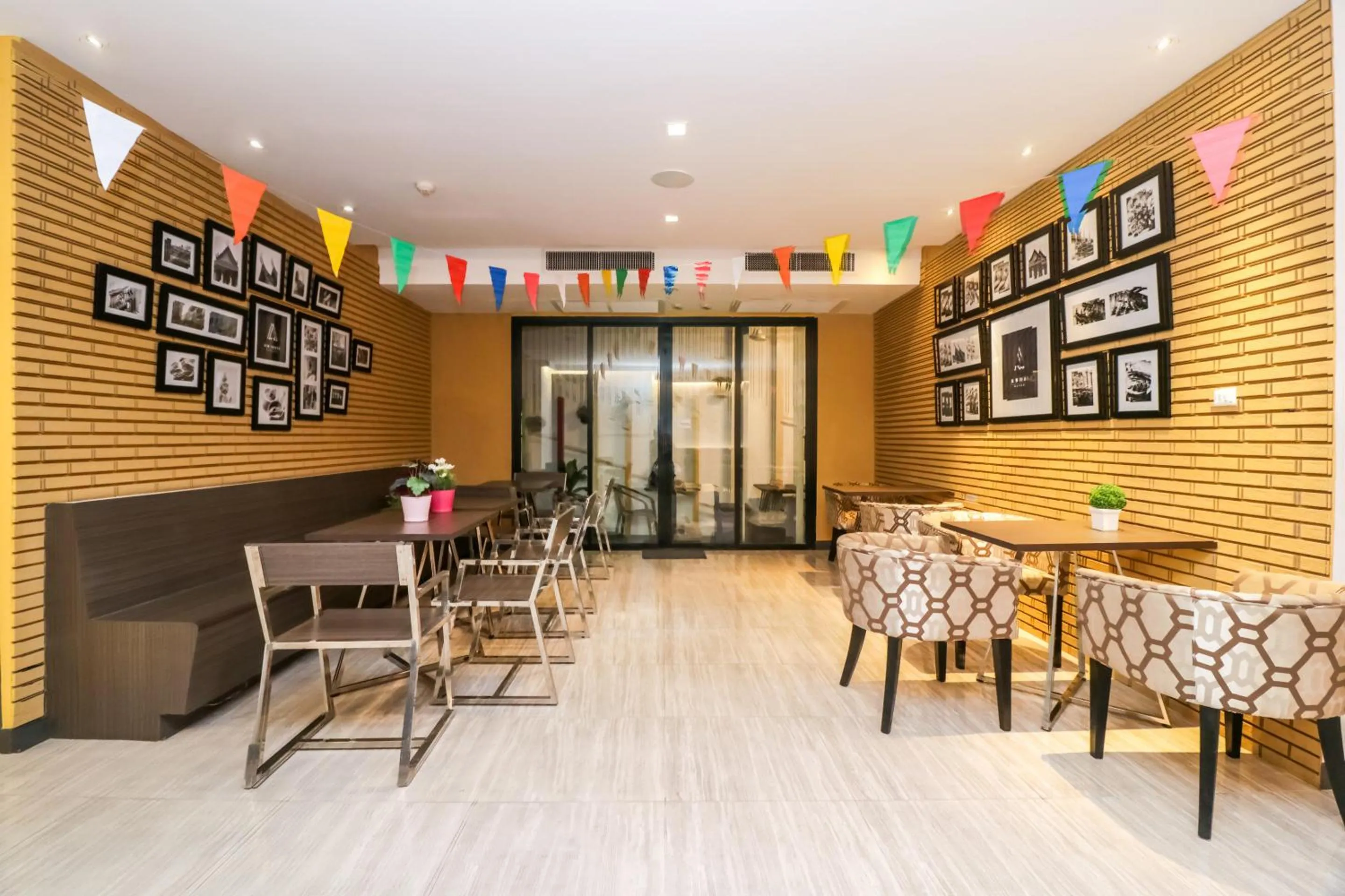 Restaurant/places to eat in Aim House Bangkok No Parking