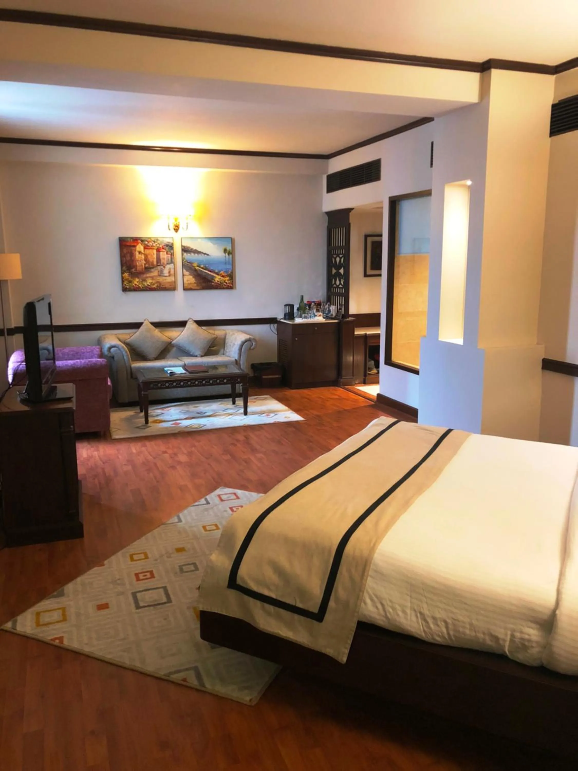 Living room, Bed in Hotel President