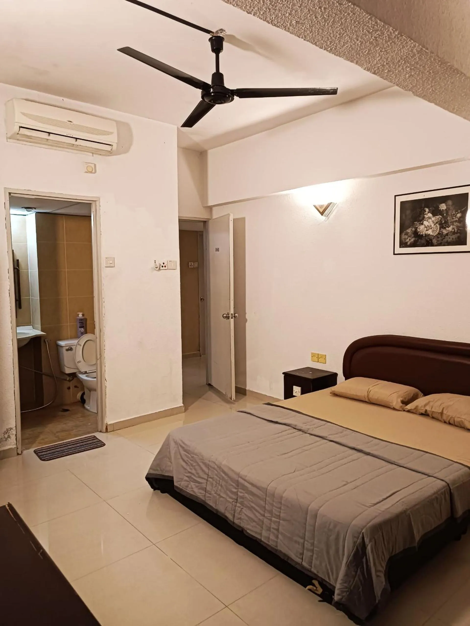 Bathroom, Bed in Sri Sayang Resort Apartment