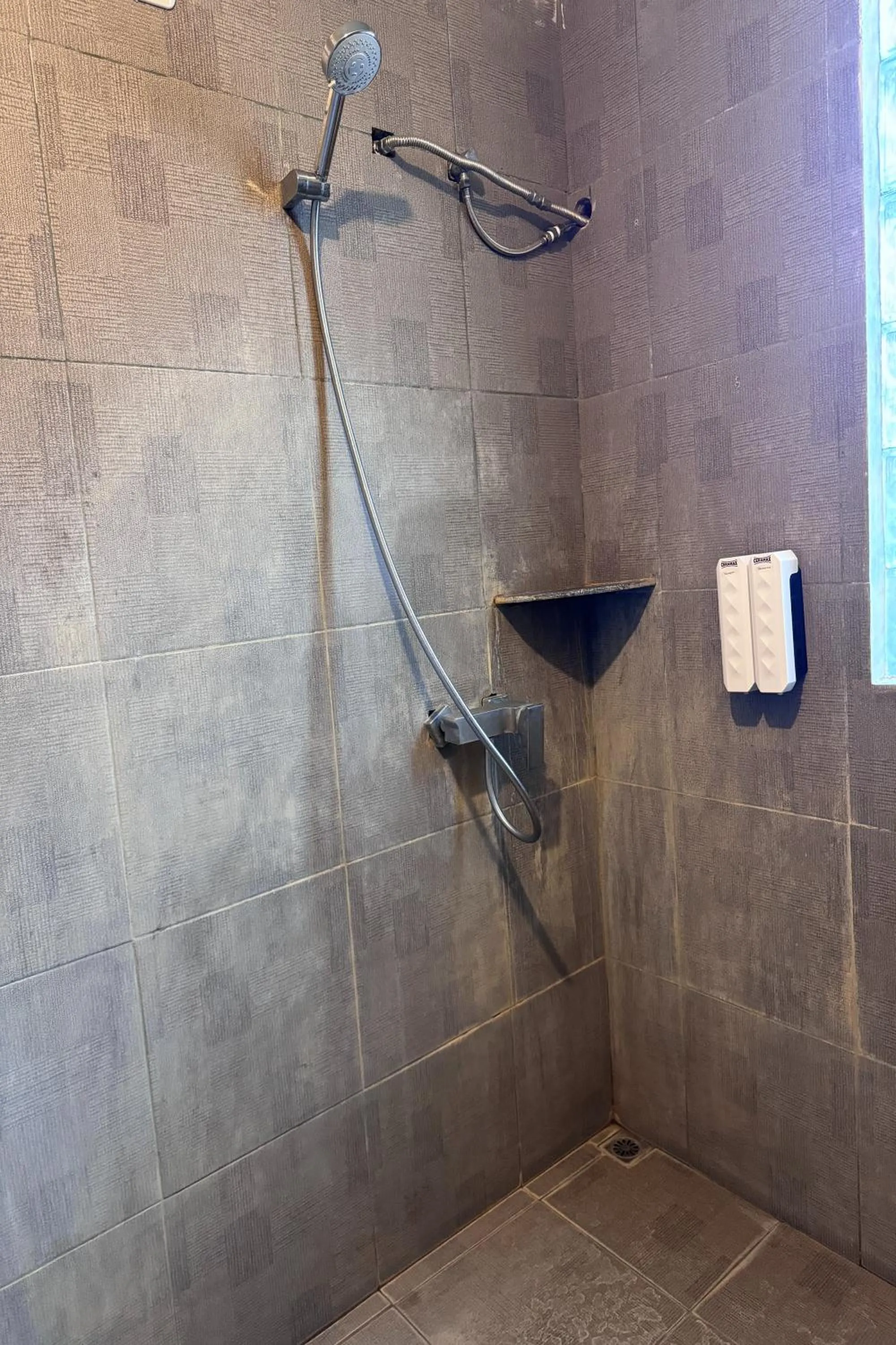 Shower in Senggigi Cottages Lombok