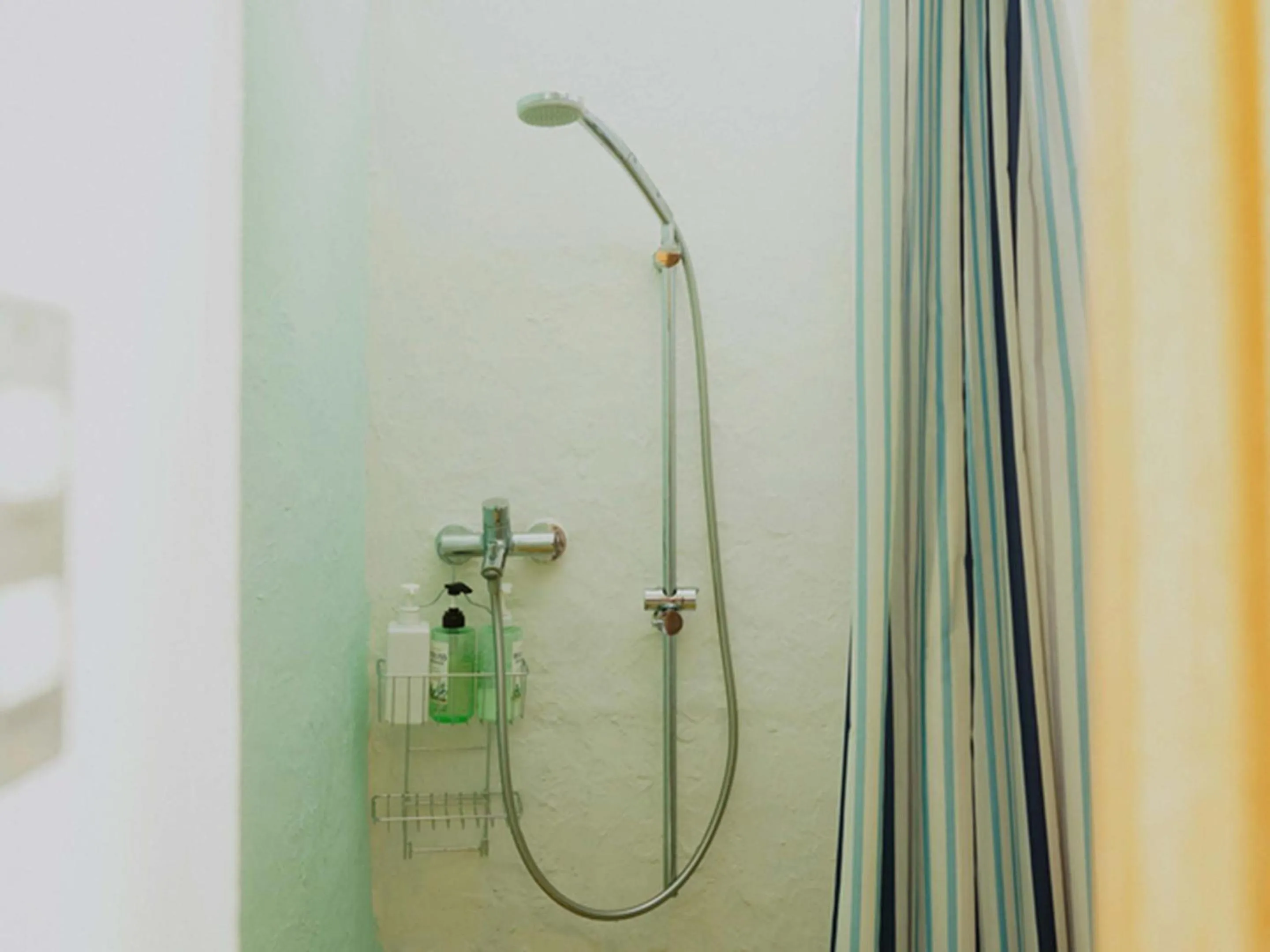 Shower in ROUTE - Cafe and Petit Hostel