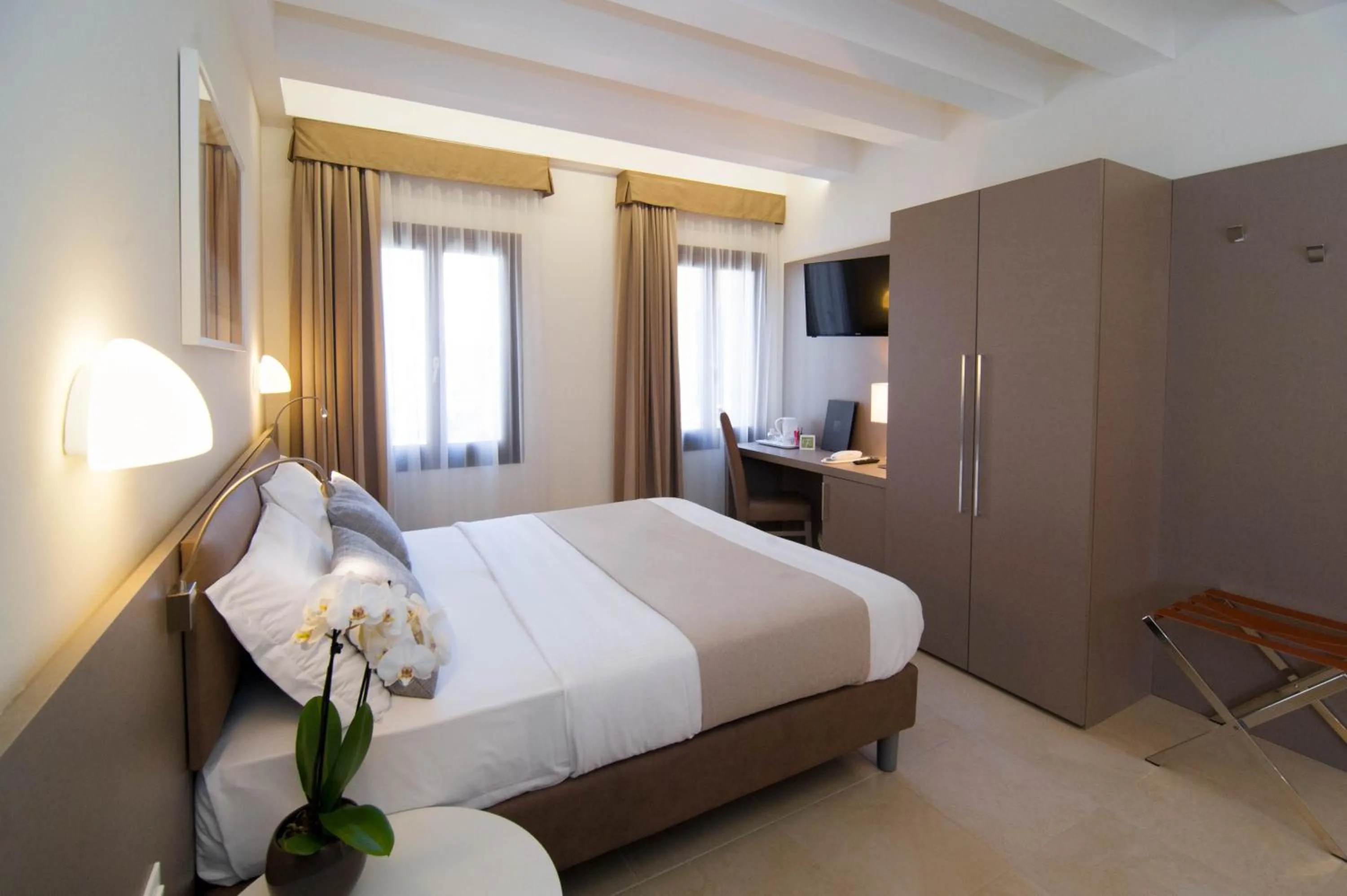 Photo of the whole room, Bed in Leone Hotel