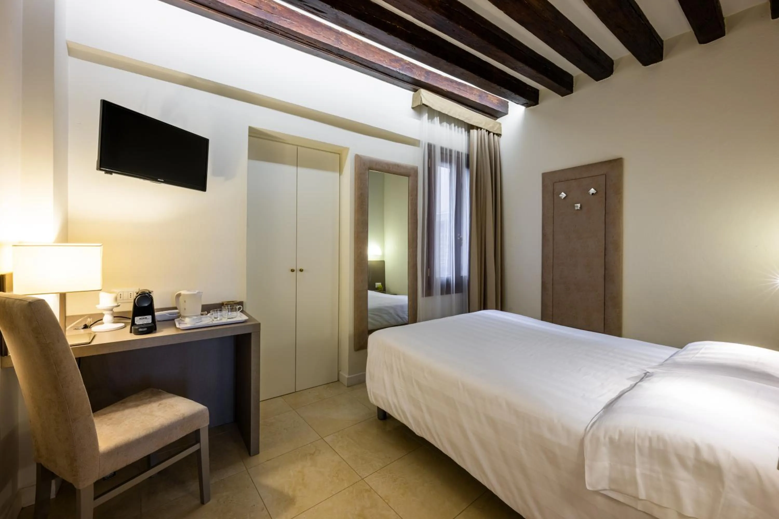 Bedroom, Bed in Leone Hotel