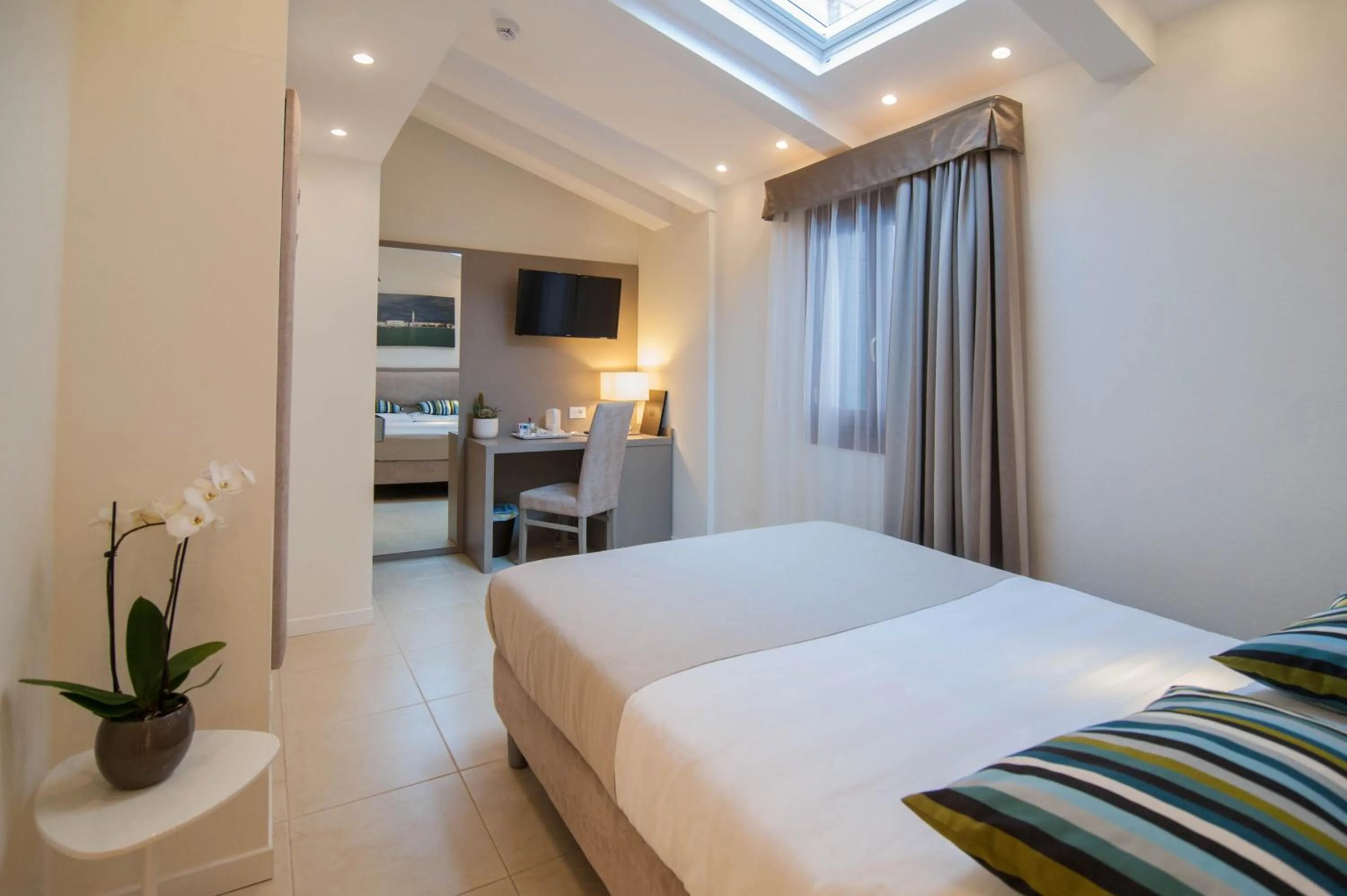 Photo of the whole room, Bed in Leone Hotel