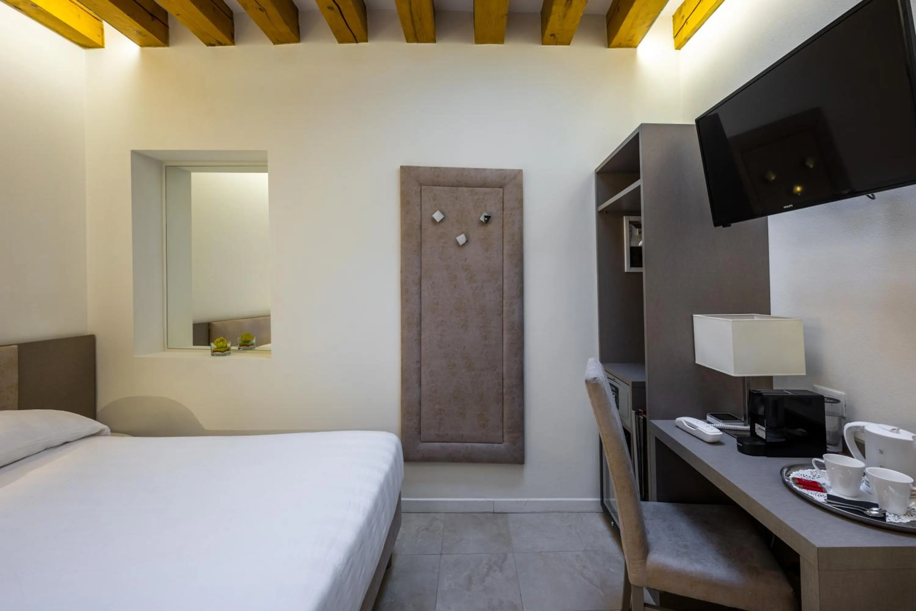 Photo of the whole room, Bed in Leone Hotel