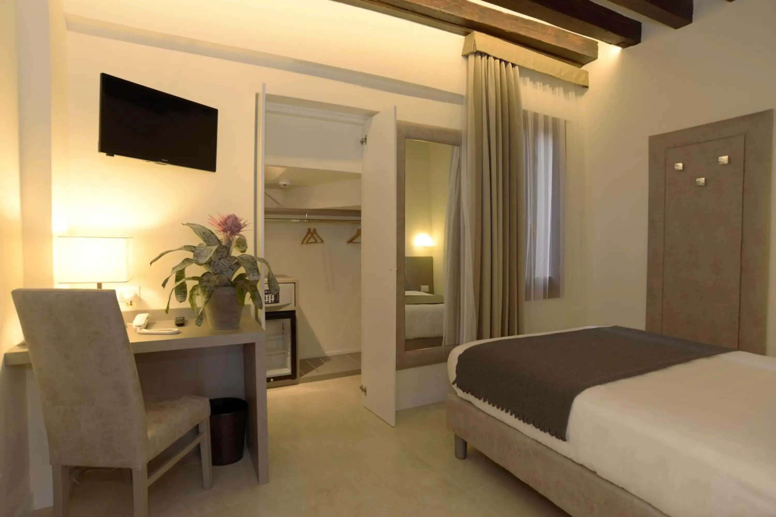 Photo of the whole room, Bed in Leone Hotel Photo of the whole room, Bed in Leone Hotel