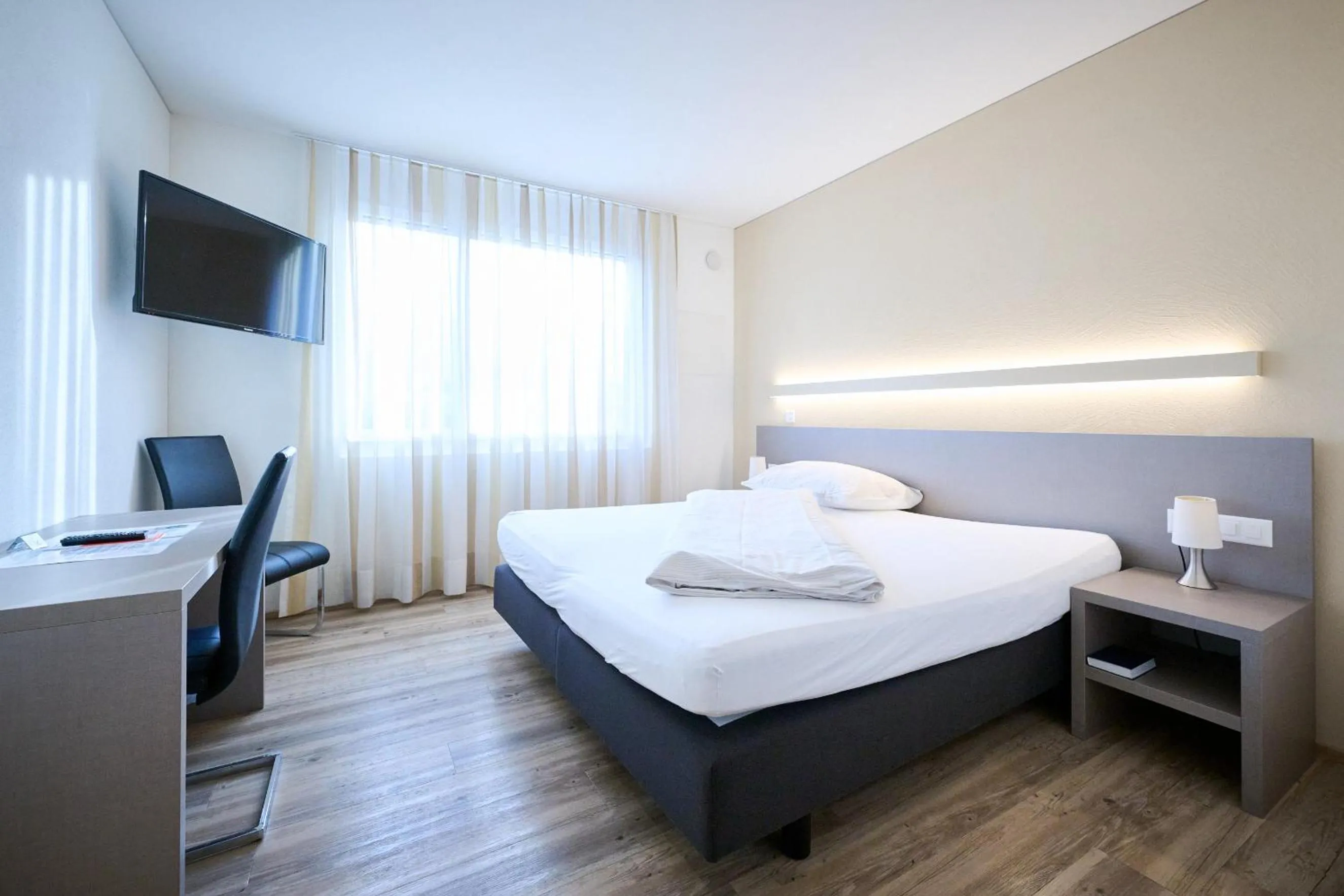 Photo of the whole room, Bed in Smart Hotel Kreisel --Self check-In