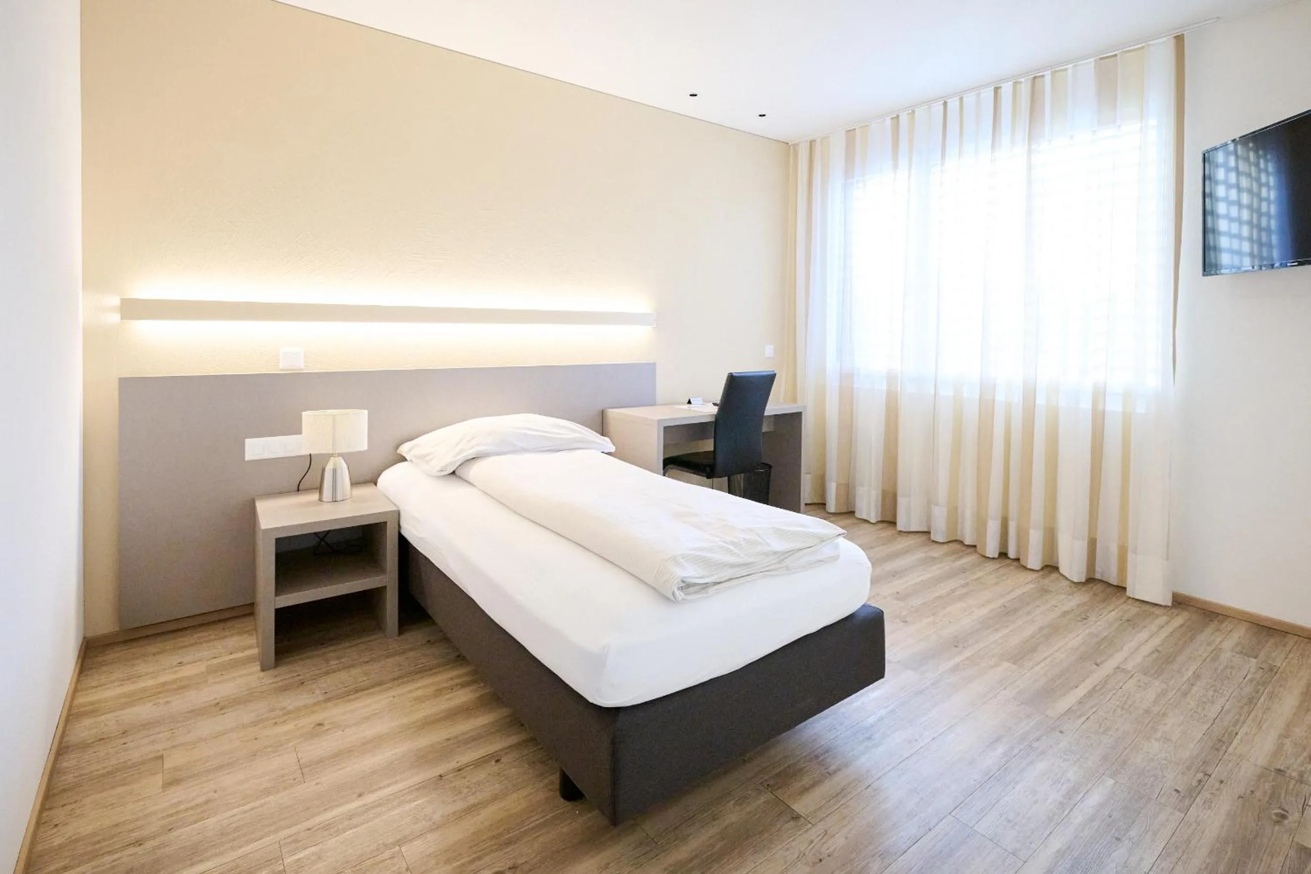 Photo of the whole room, Bed in Smart Hotel Kreisel --Self check-In