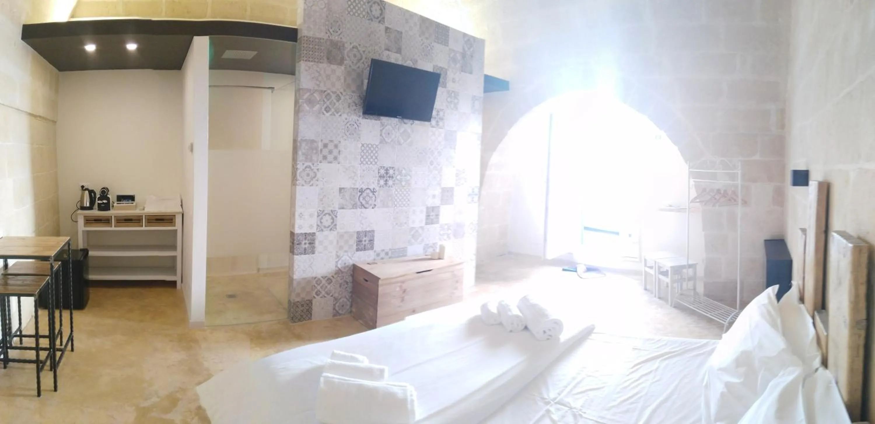 TV and multimedia, Bed in Hydria Rooms