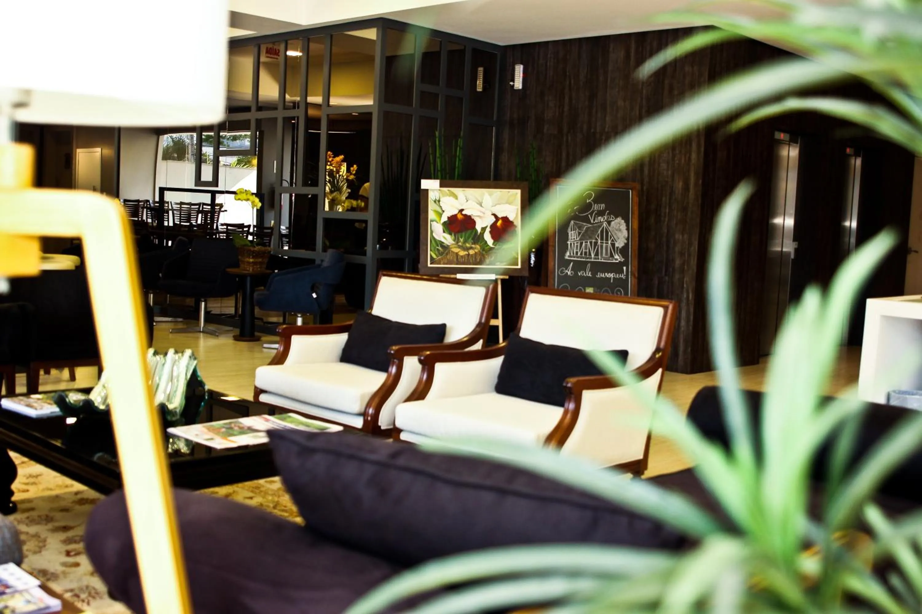 Communal lounge/ TV room in Blue Hill Hotel