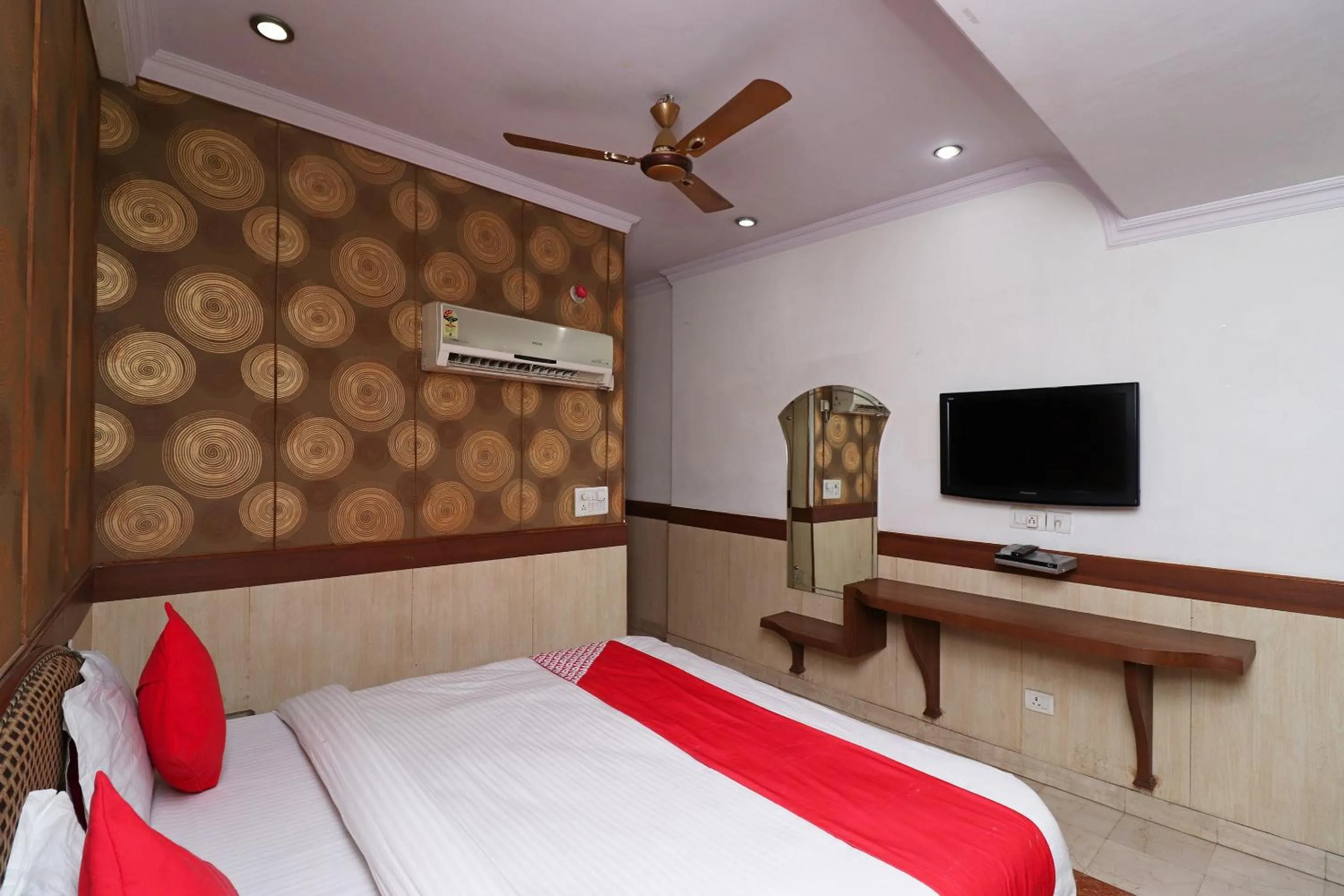 Bedroom, Bed in Hotel O Highway Inn International