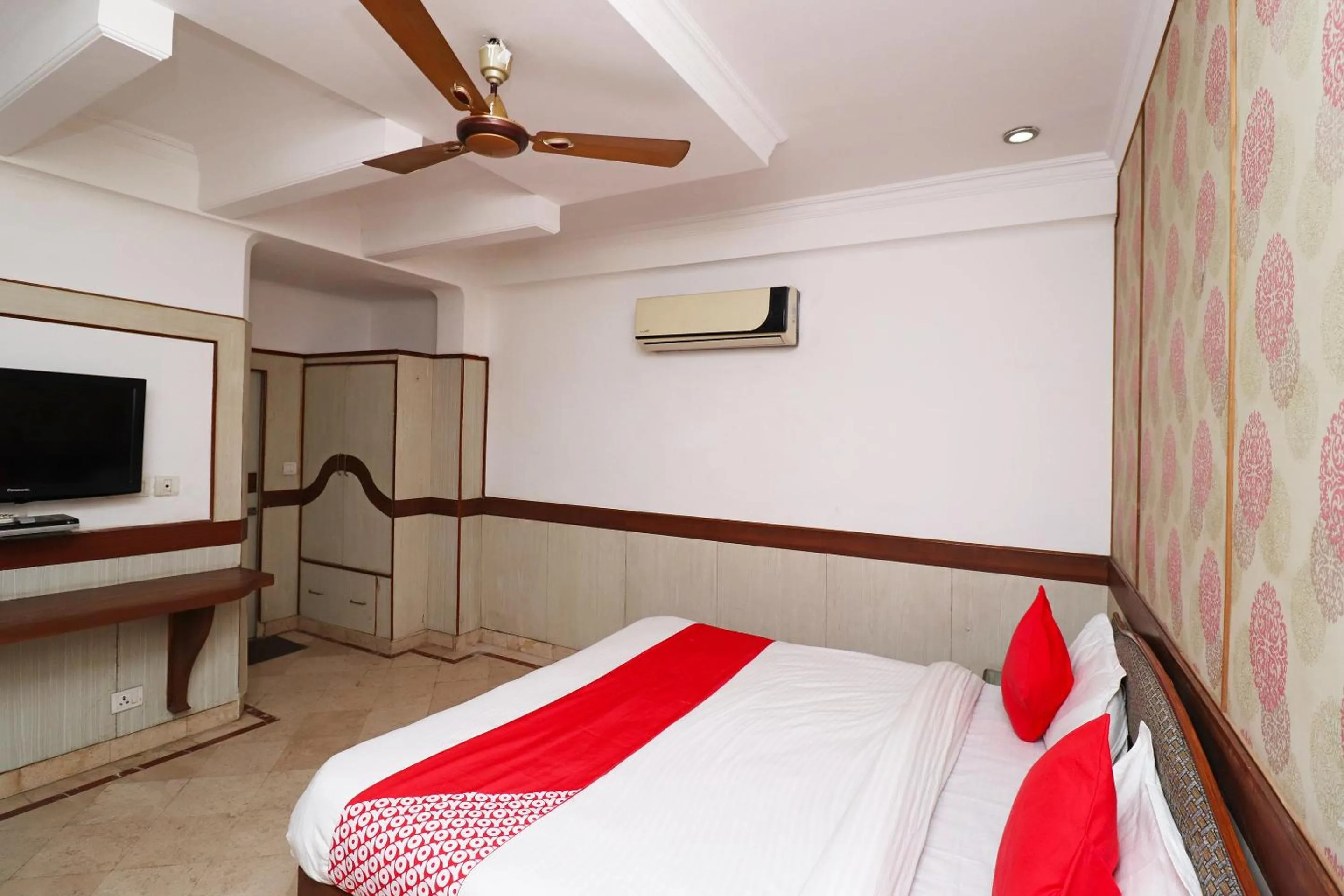Bedroom, Bed in Hotel O Highway Inn International