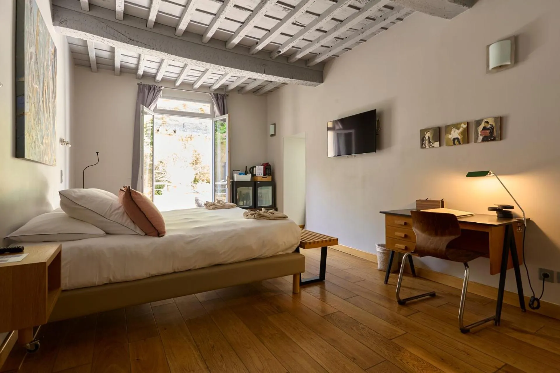 Patio, Bed in Boutique Hôtel Entraigues