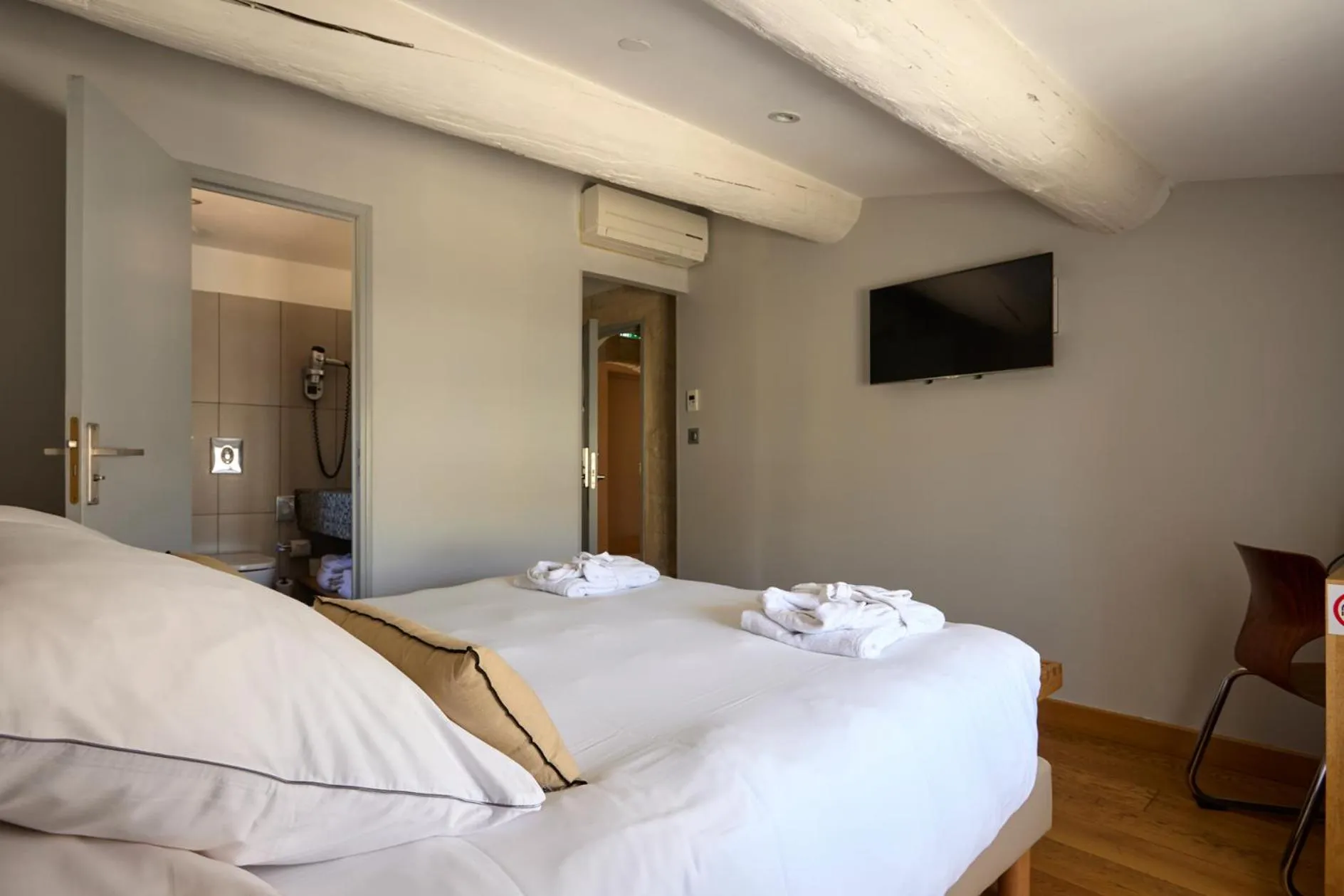 Toilet, Bed in Boutique Hôtel Entraigues