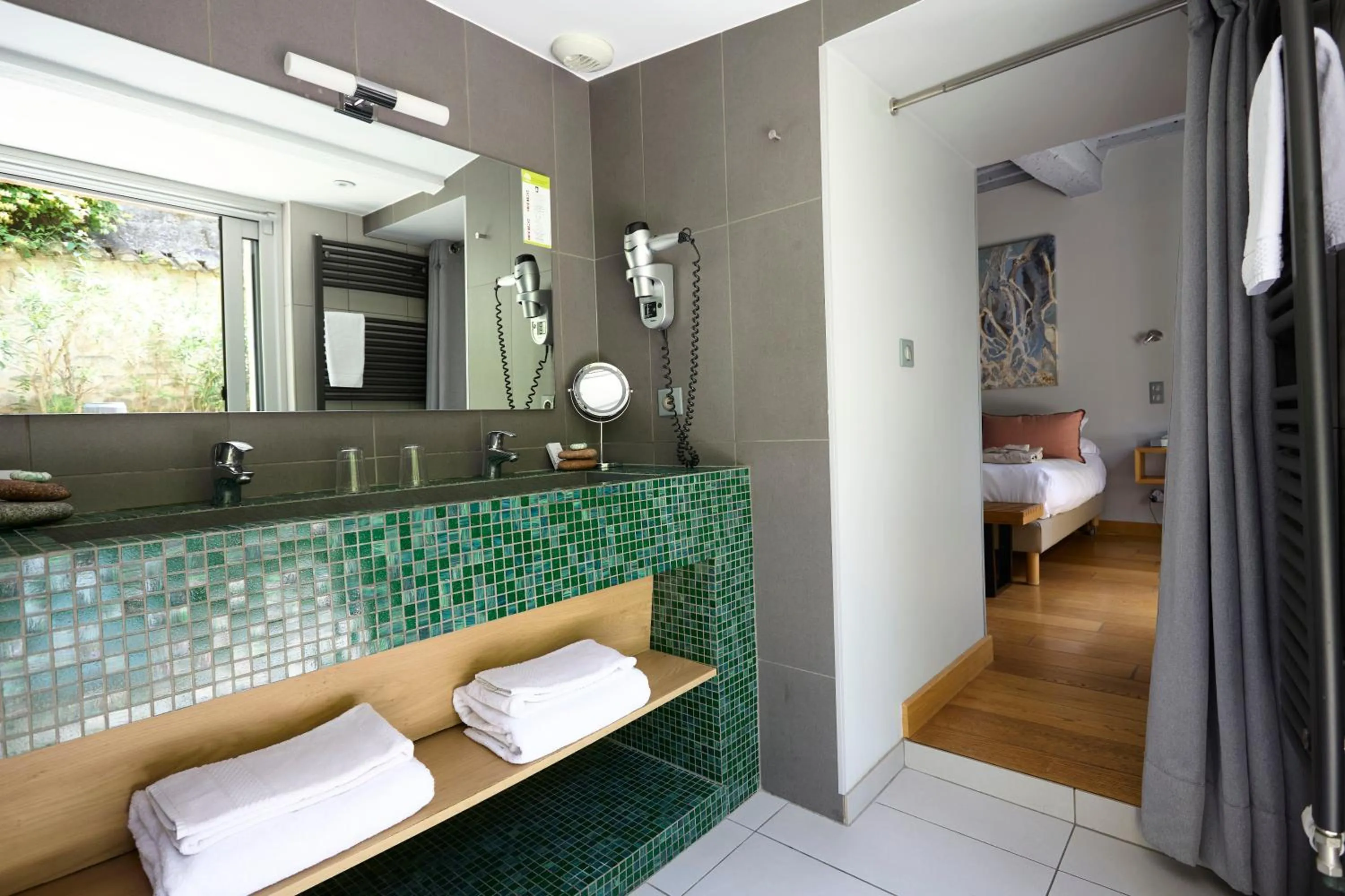 Bathroom, Bed in Boutique Hôtel Entraigues