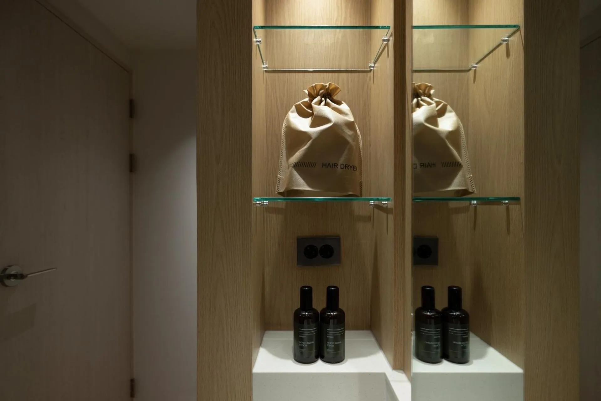 wardrobe in Sowon Ryokan and Hotel by Aank Sangbong