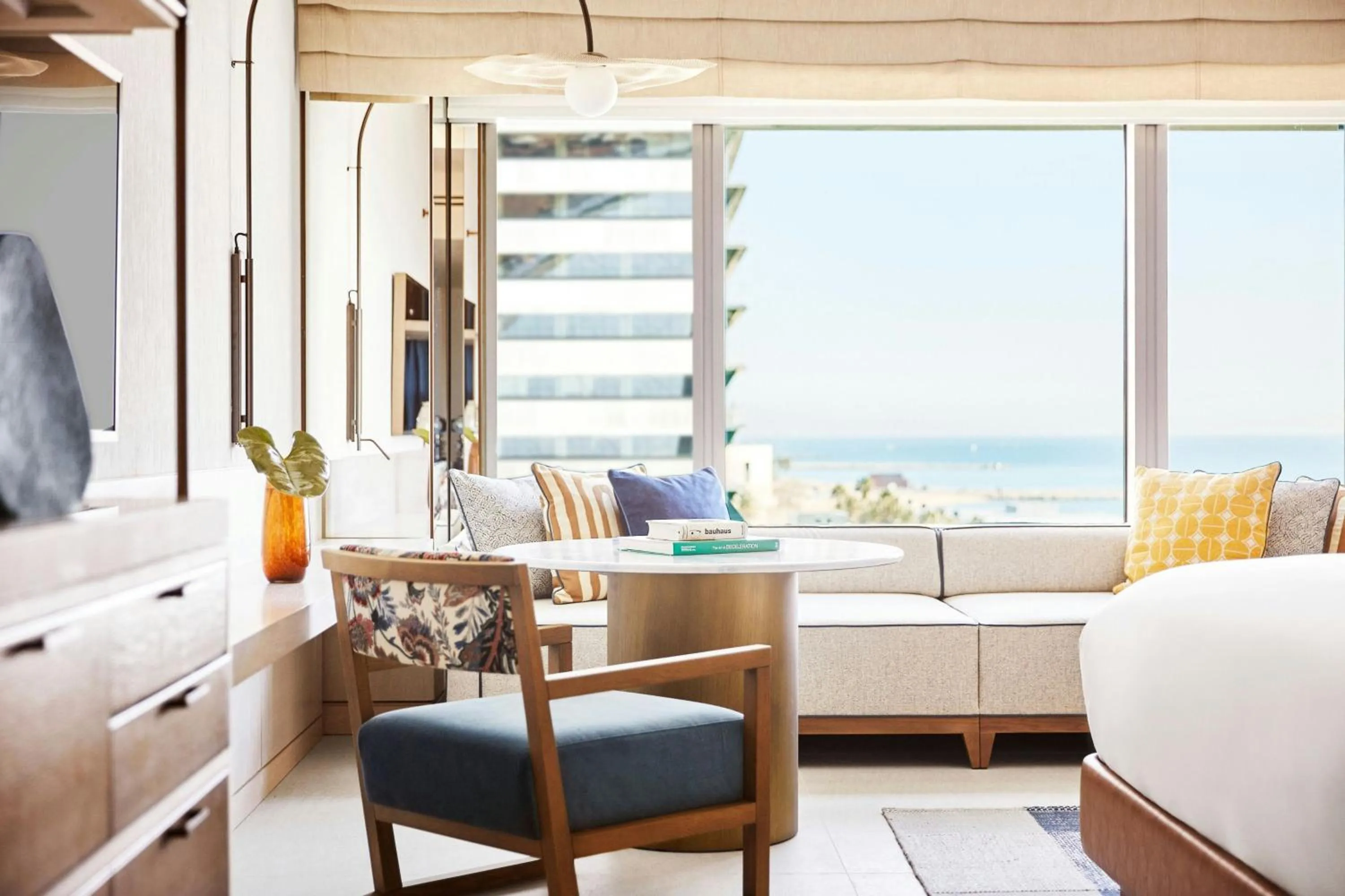 Photo of the whole room in Hotel Arts Barcelona