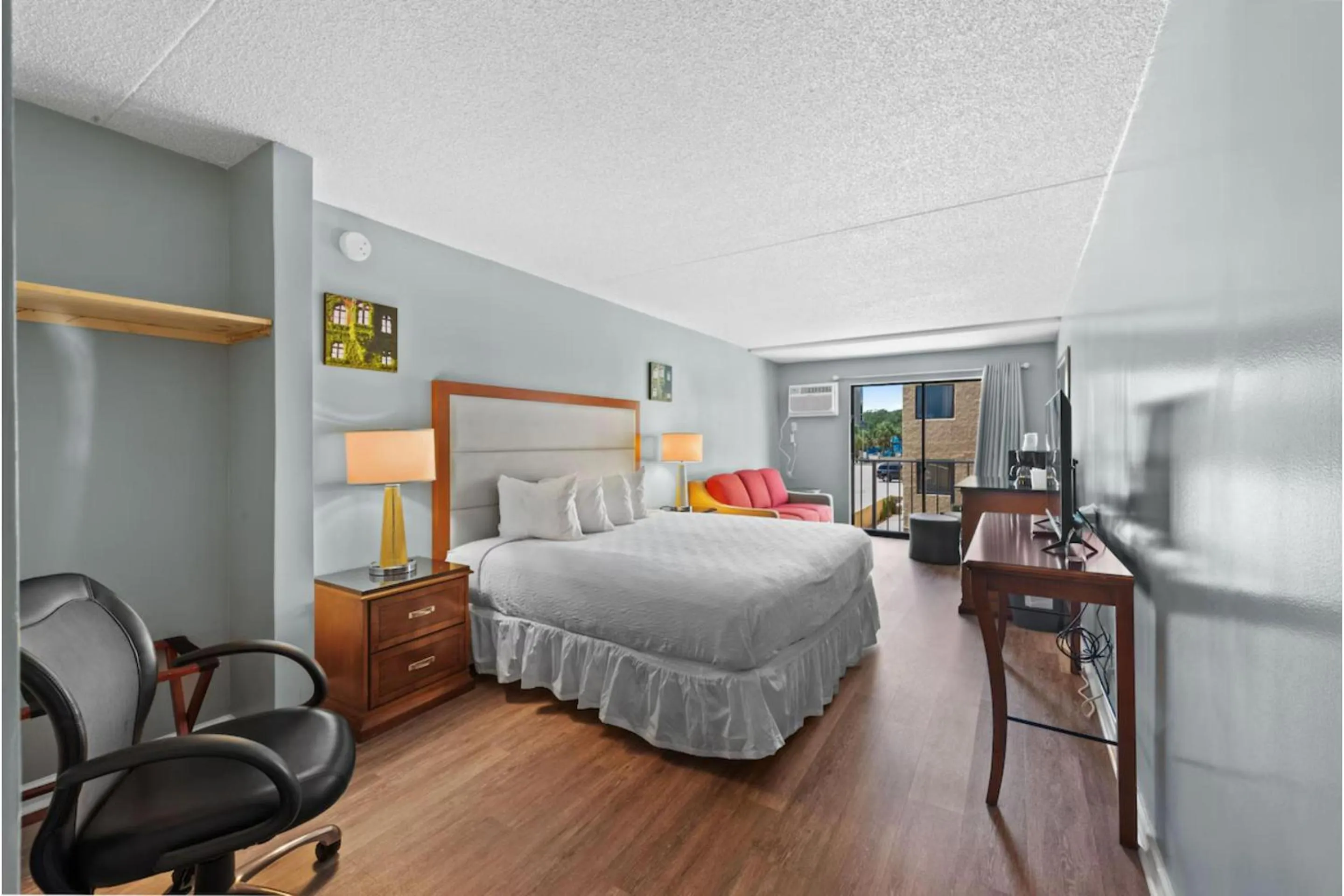 Bedroom, Bed in Capital O Sunset Waves Hotel Myrtle Beach Oceanfront