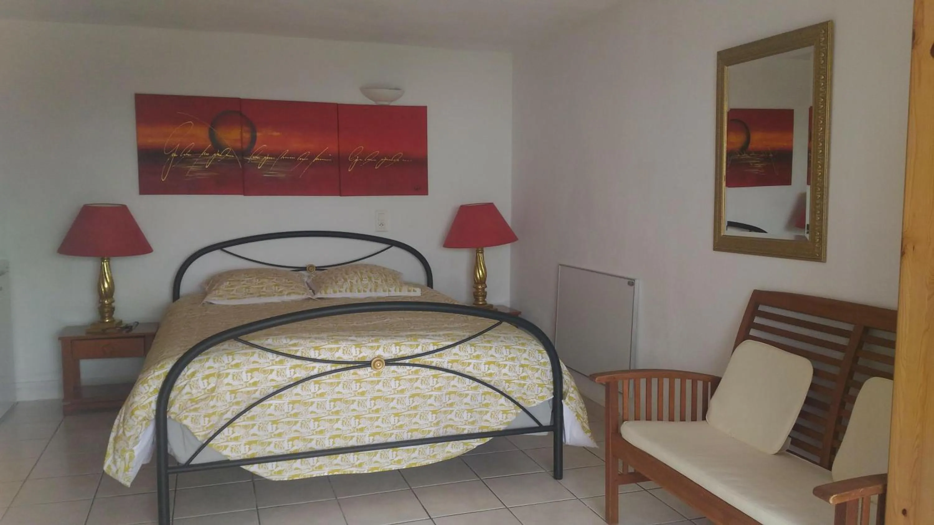 Living room, Bed in La Coccinelle