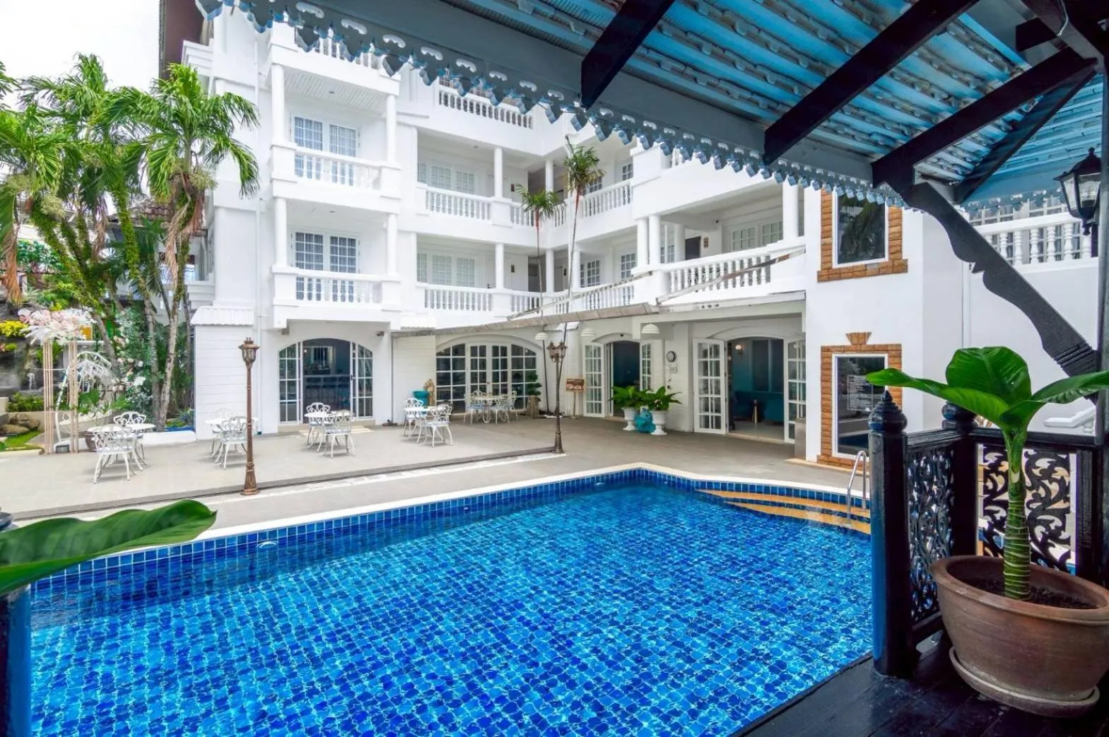 Swimming pool in Villa Atchara