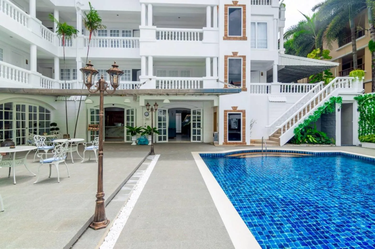 Swimming pool in Villa Atchara