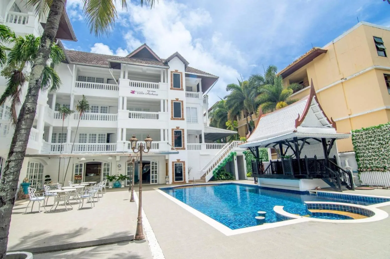 Swimming pool in Villa Atchara