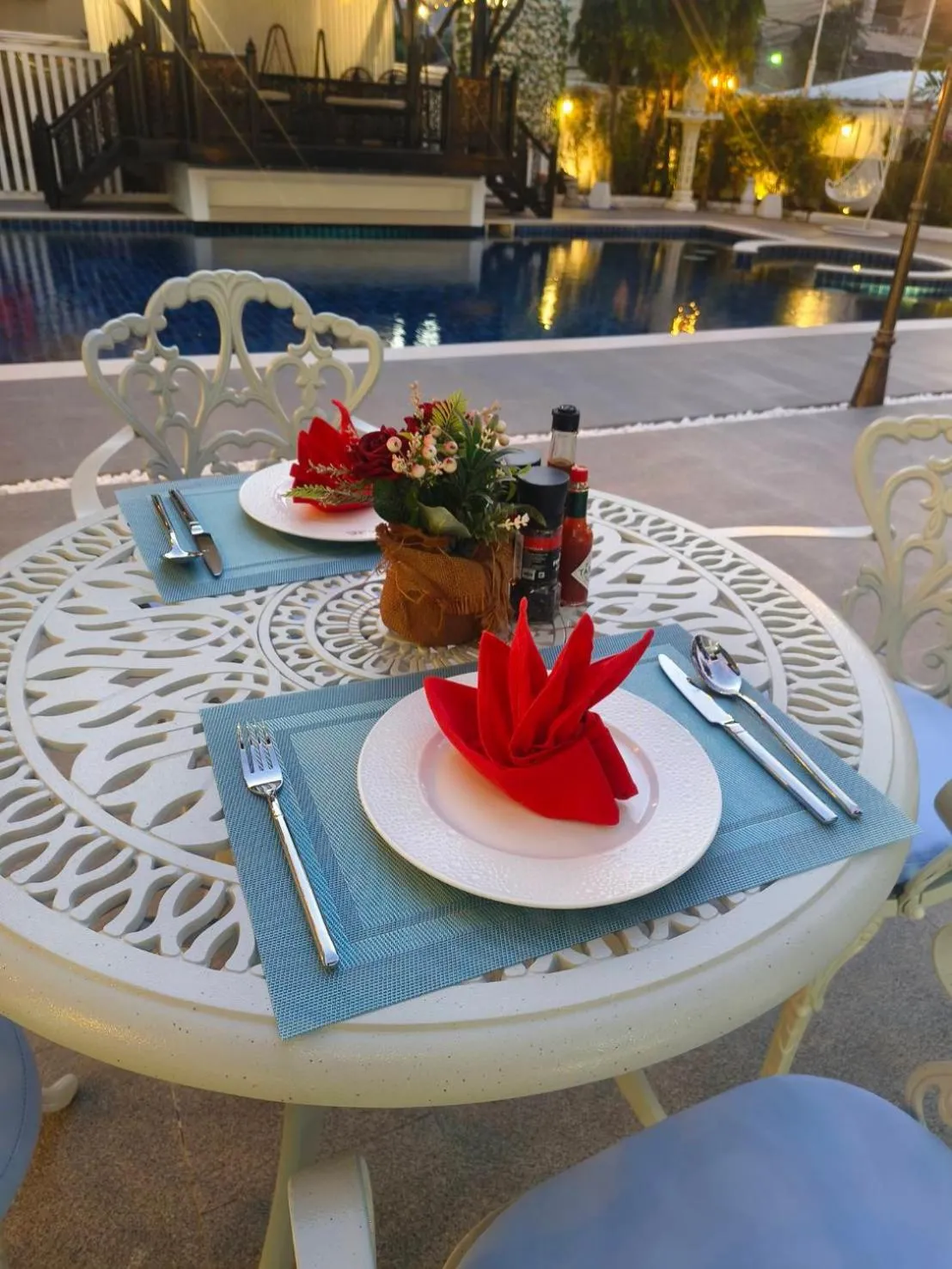 Restaurant/places to eat in Villa Atchara