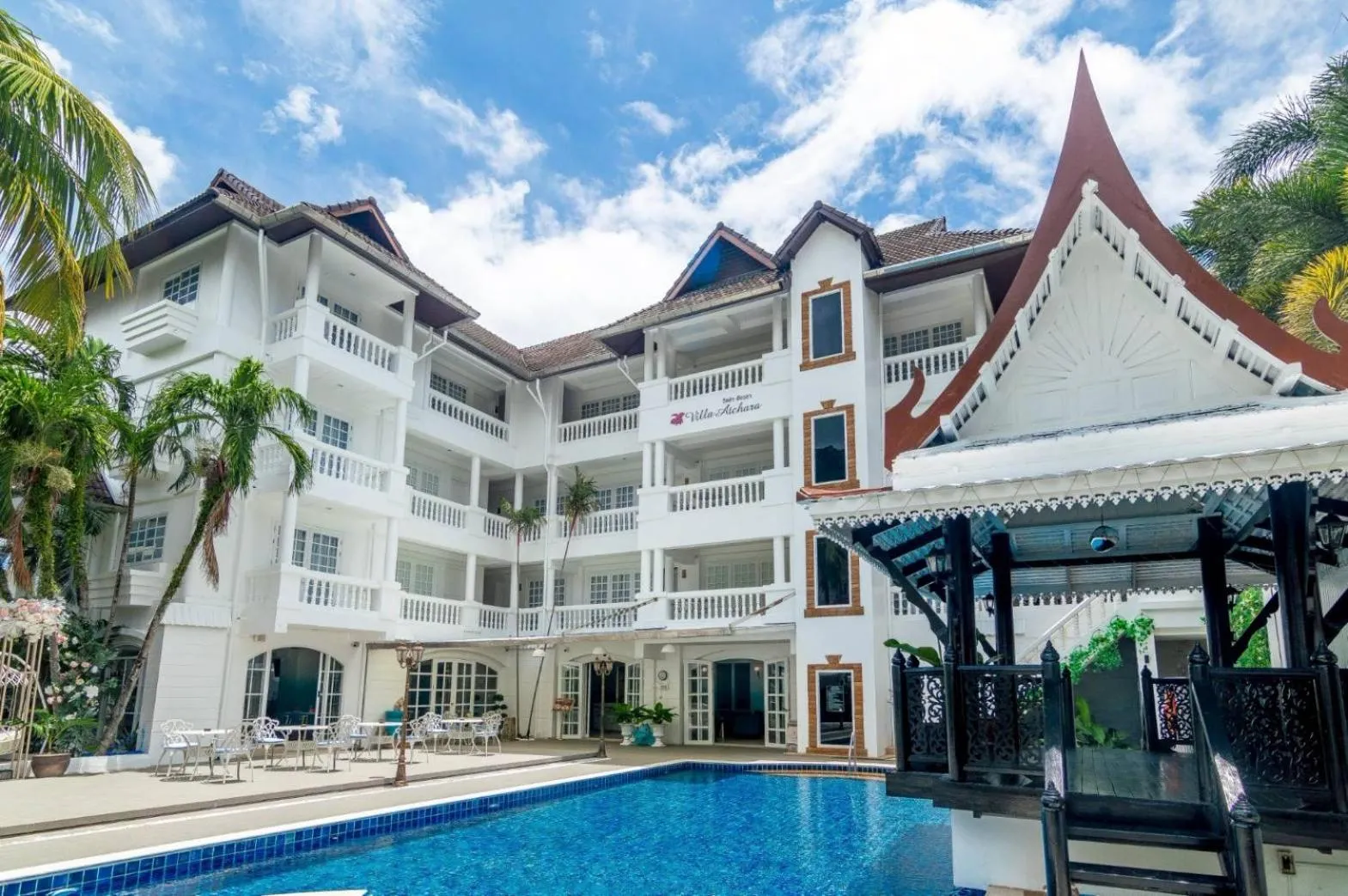 Property building in Villa Atchara