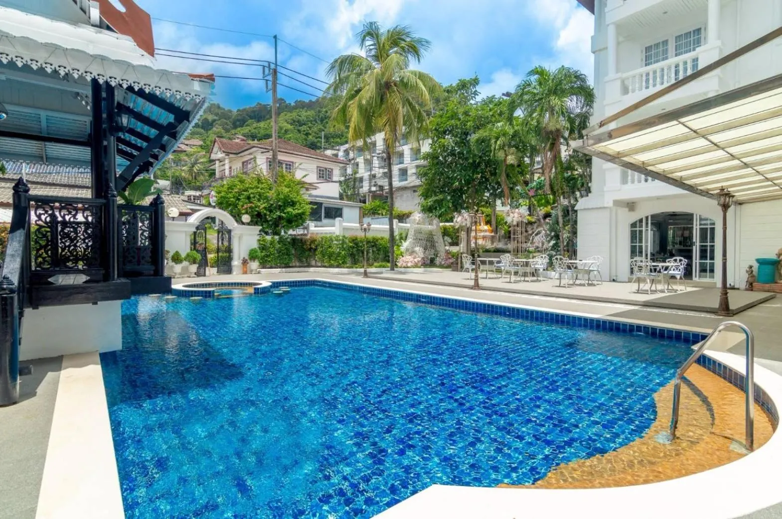 Swimming pool in Villa Atchara