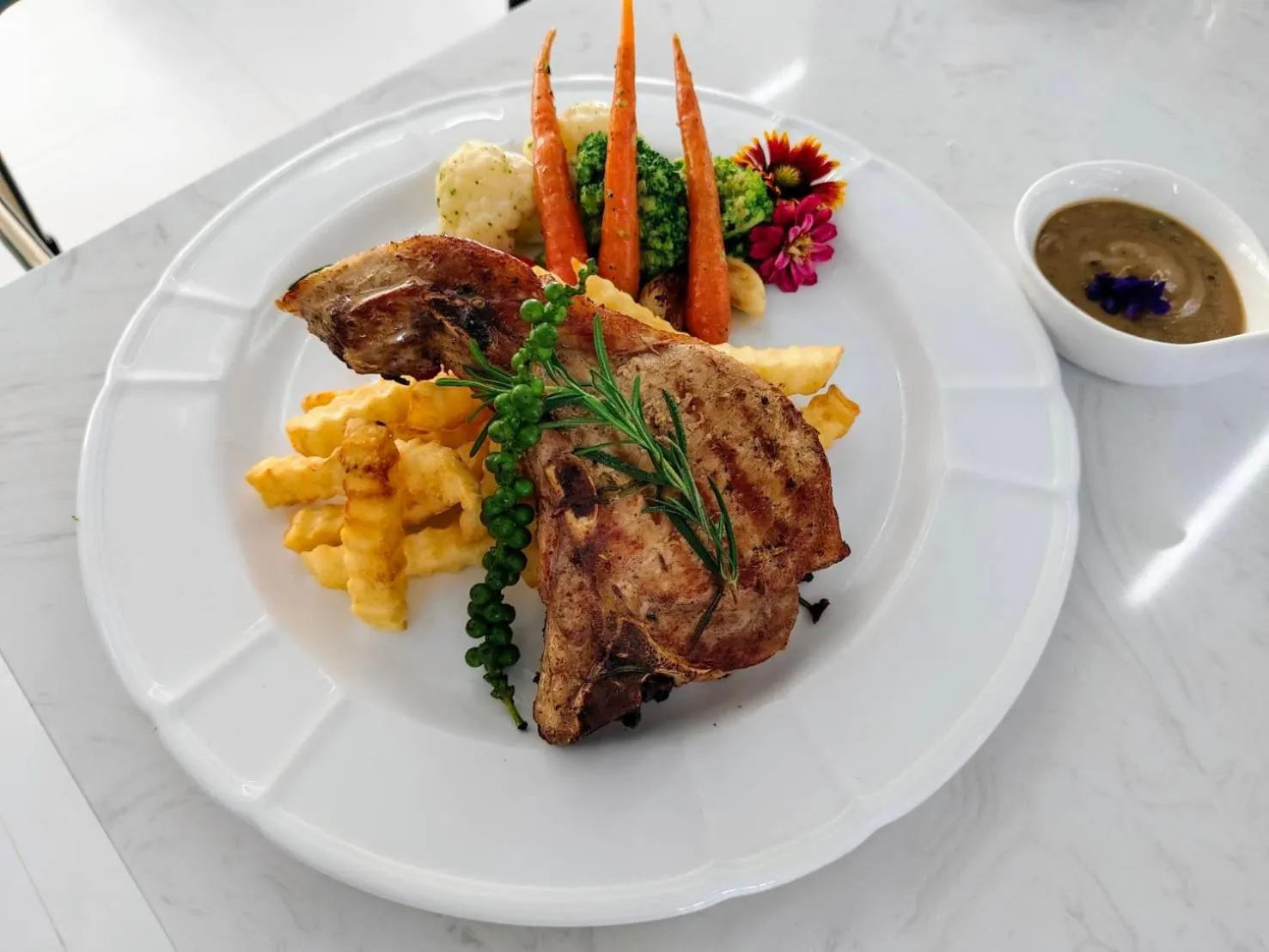 Restaurant/places to eat in Villa Atchara