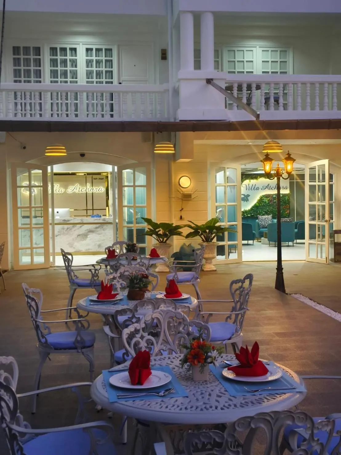 Restaurant/places to eat in Villa Atchara